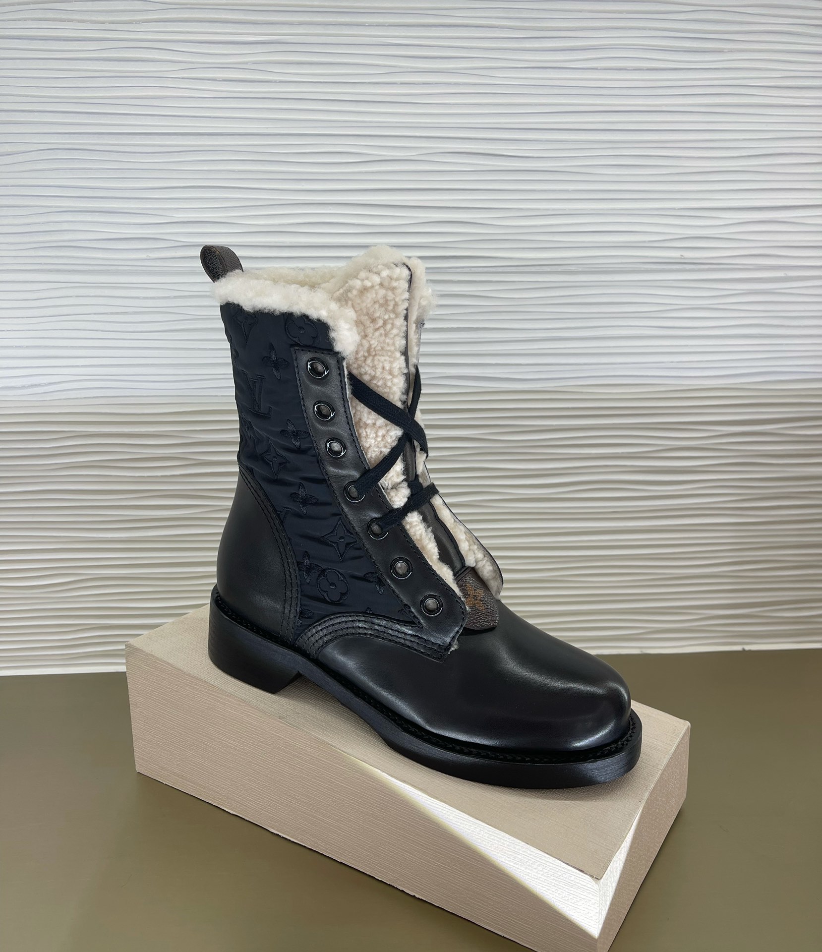 l**is V*t*n boots