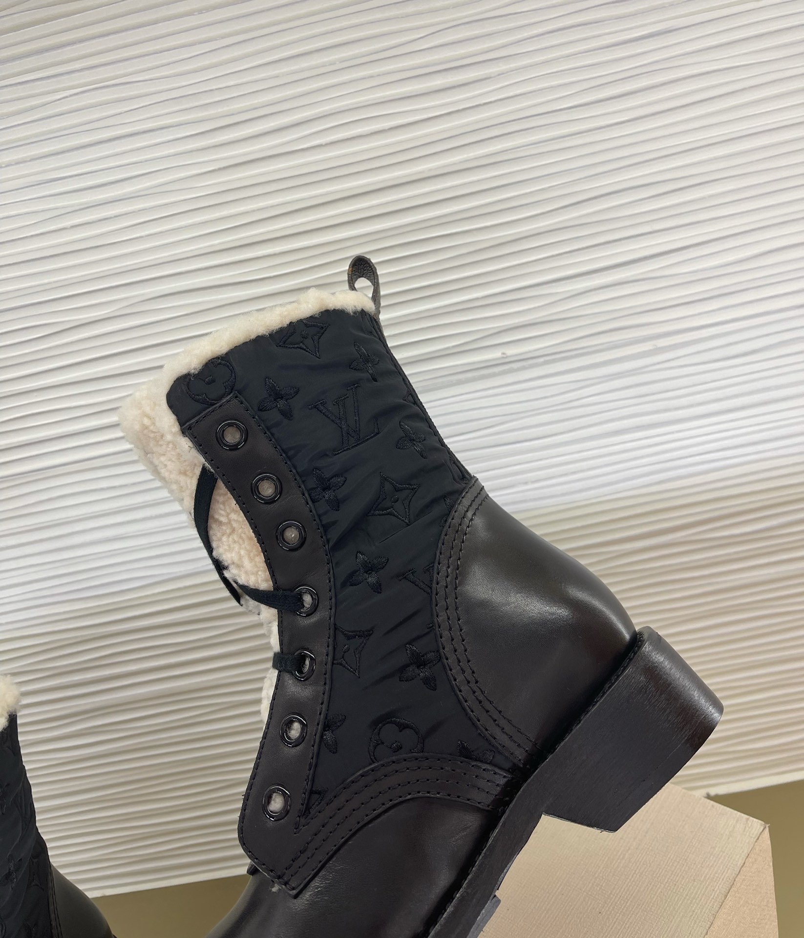 l**is V*t*n boots