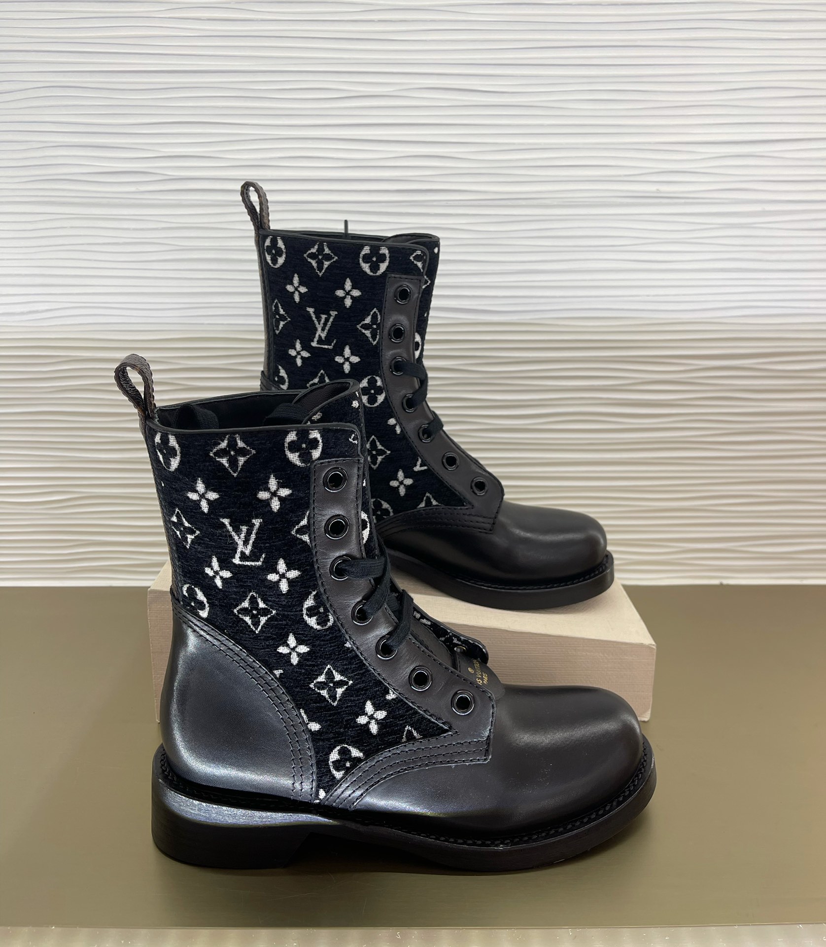 l**is V*t*n boots