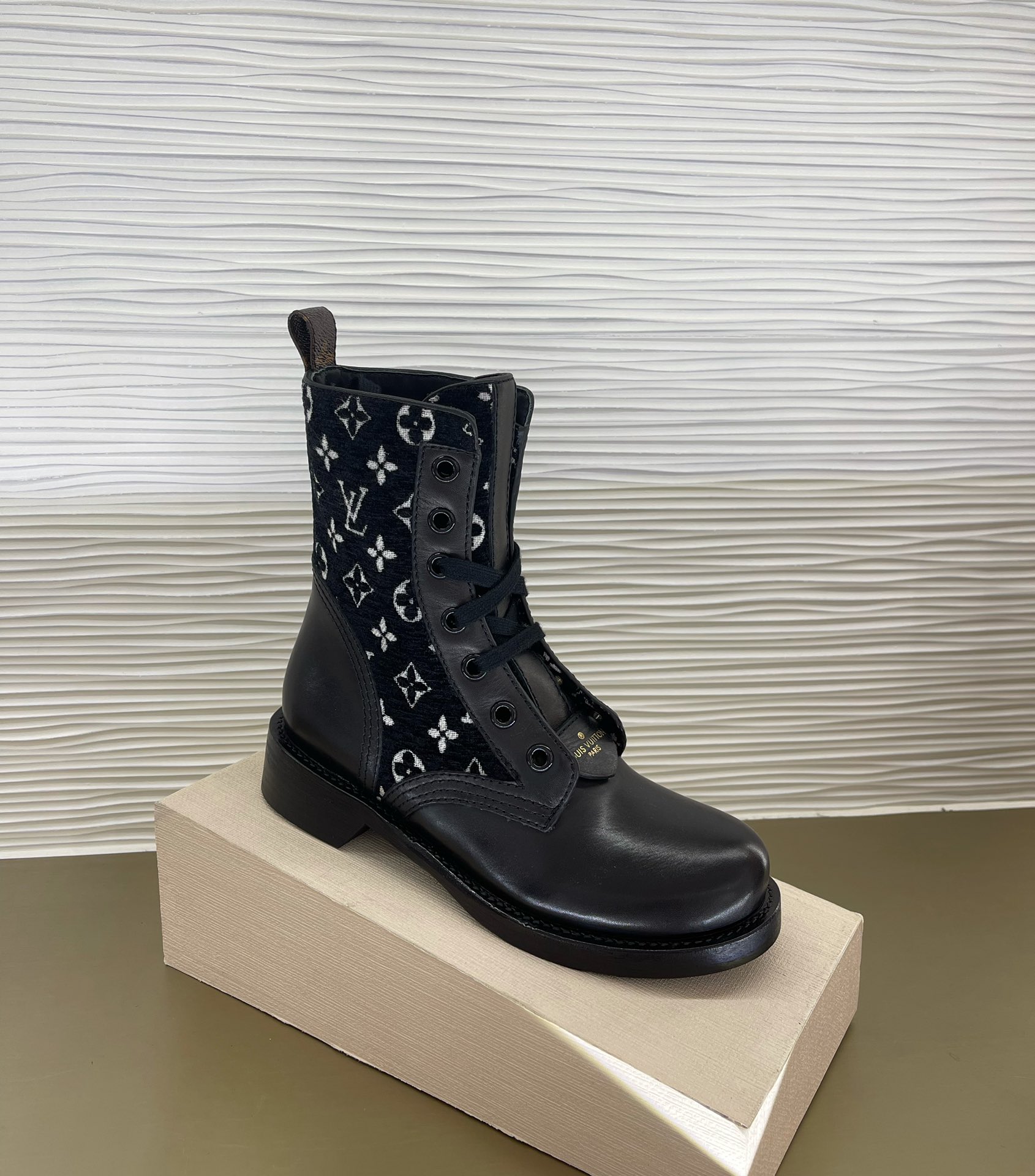 l**is V*t*n boots
