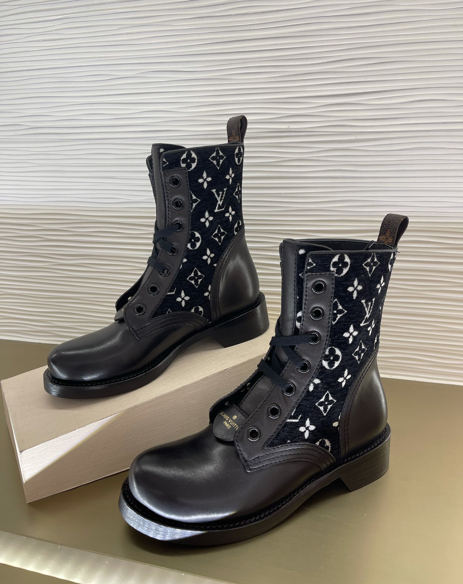 l**is V*t*n boots