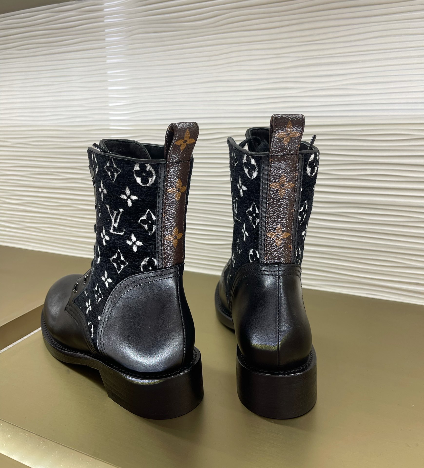 l**is V*t*n boots