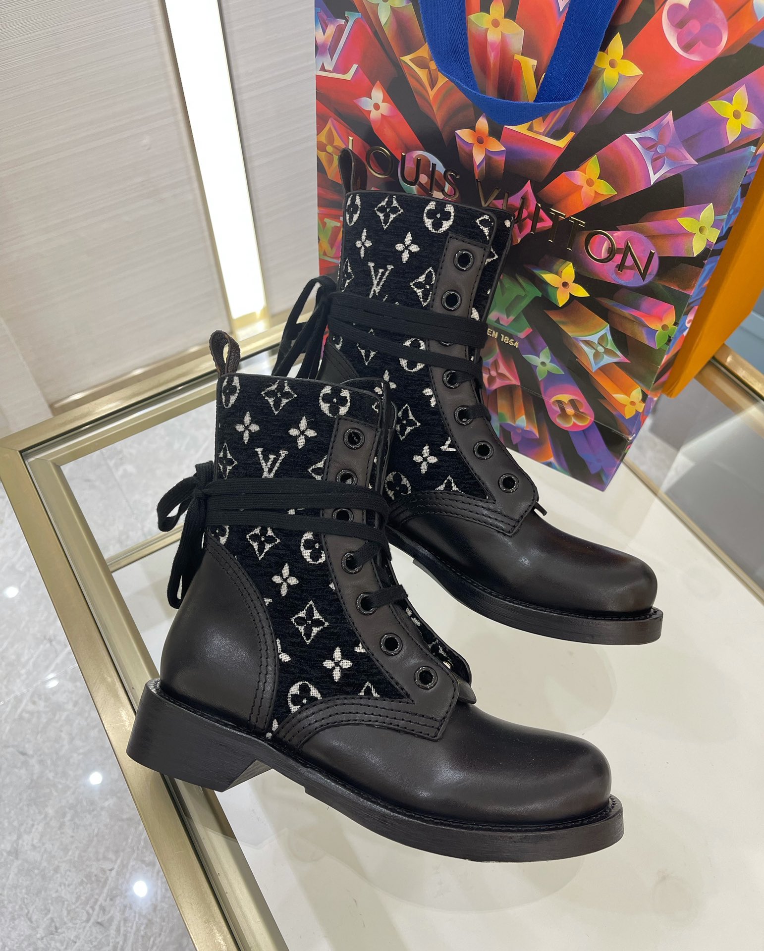 l**is V*t*n boots