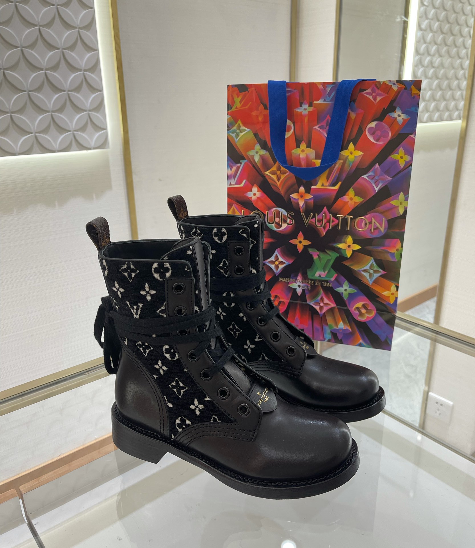 l**is V*t*n boots