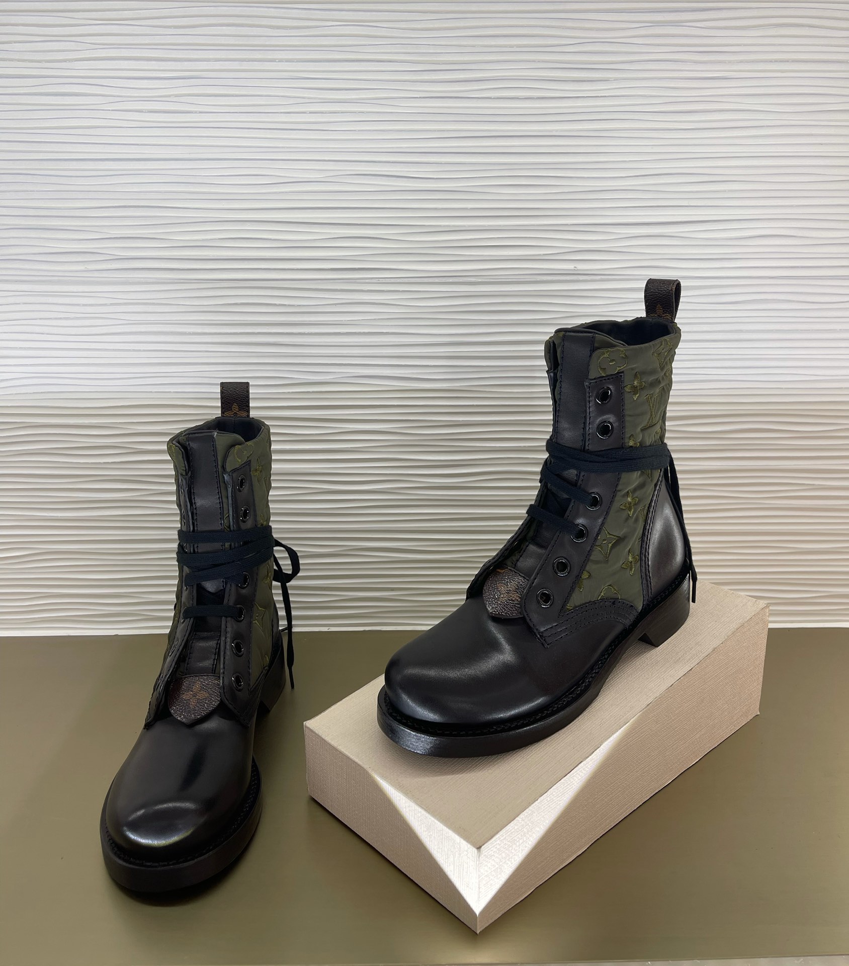 l**is V*t*n boots