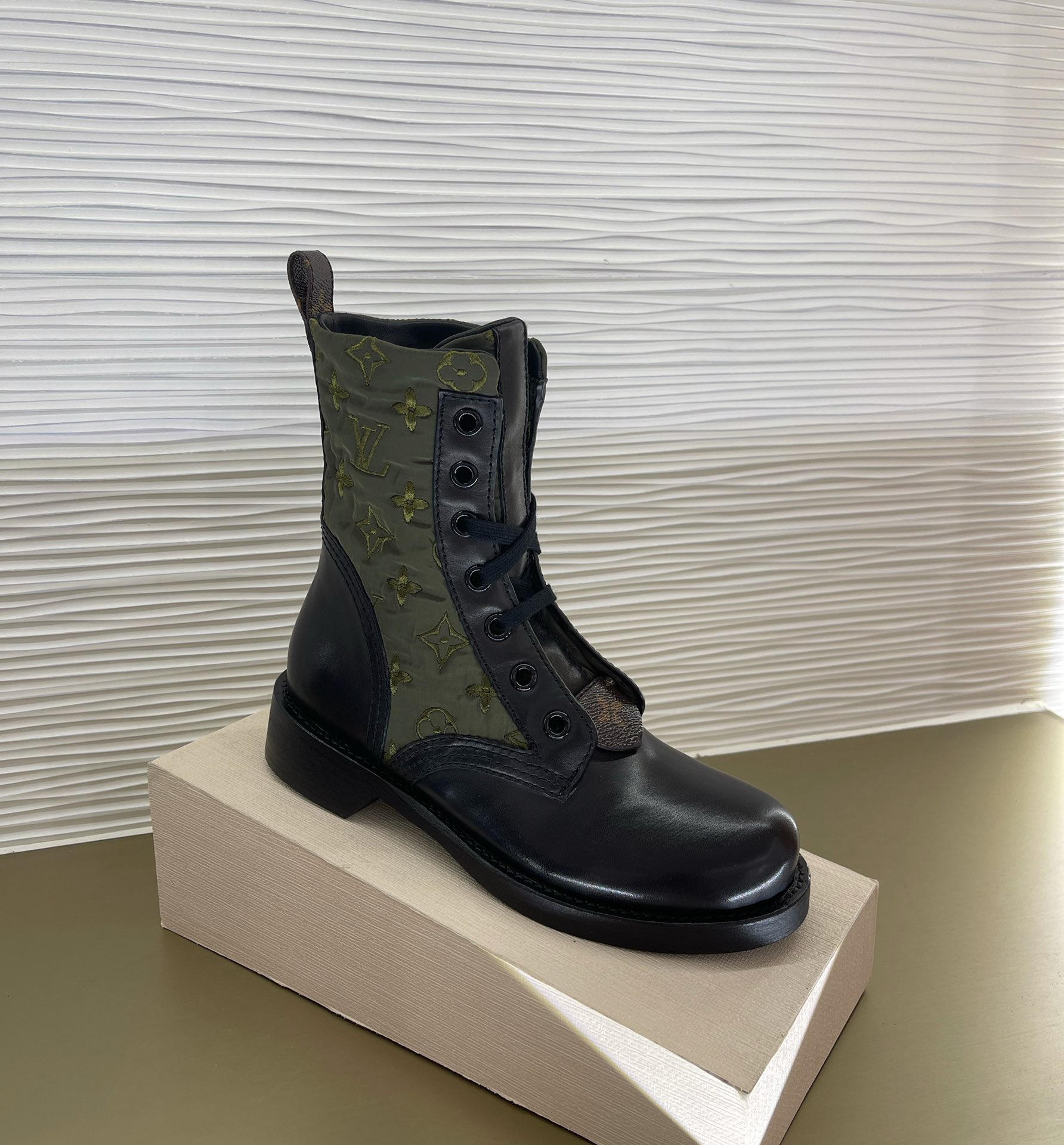 l**is V*t*n boots
