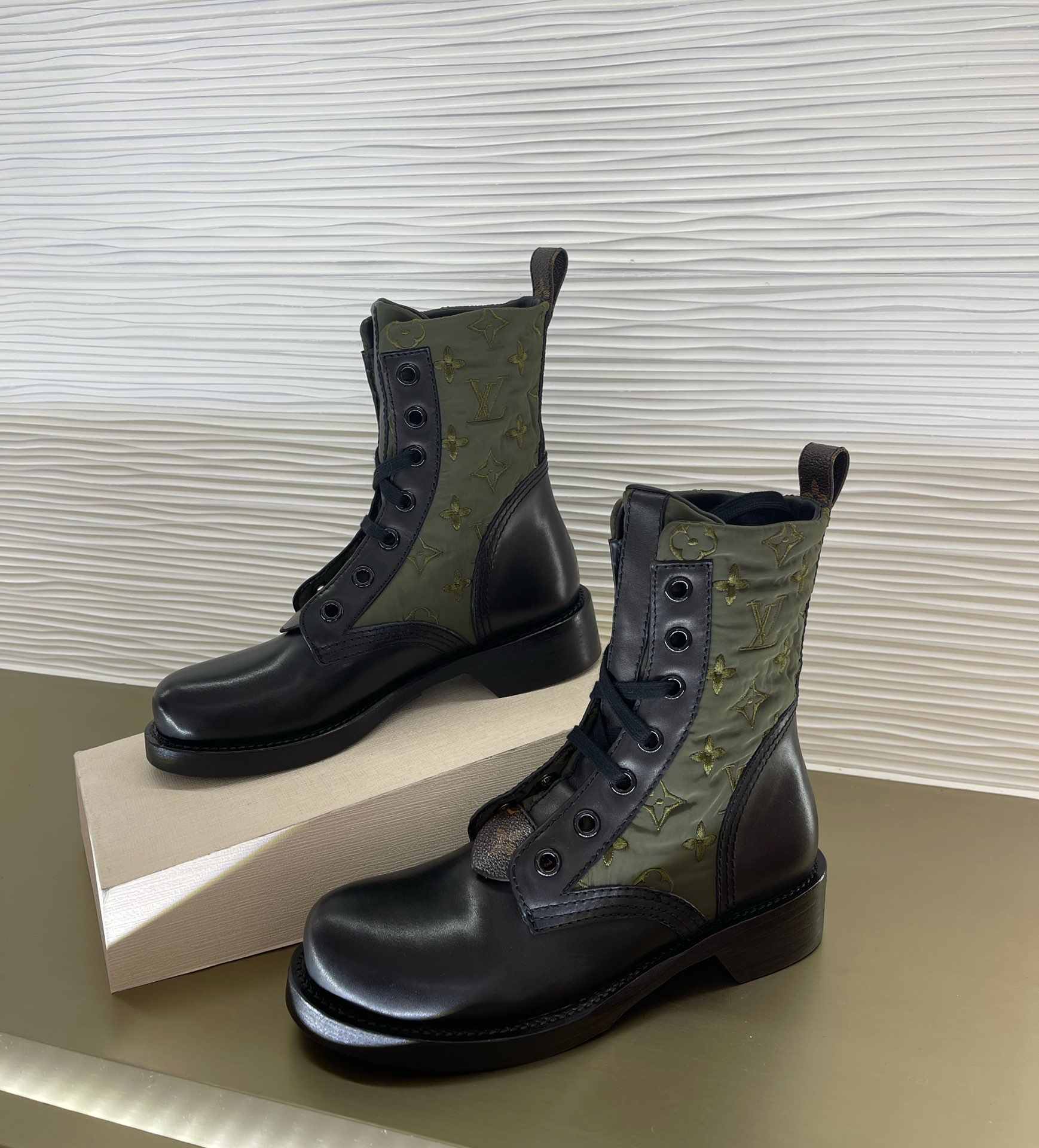 l**is V*t*n boots