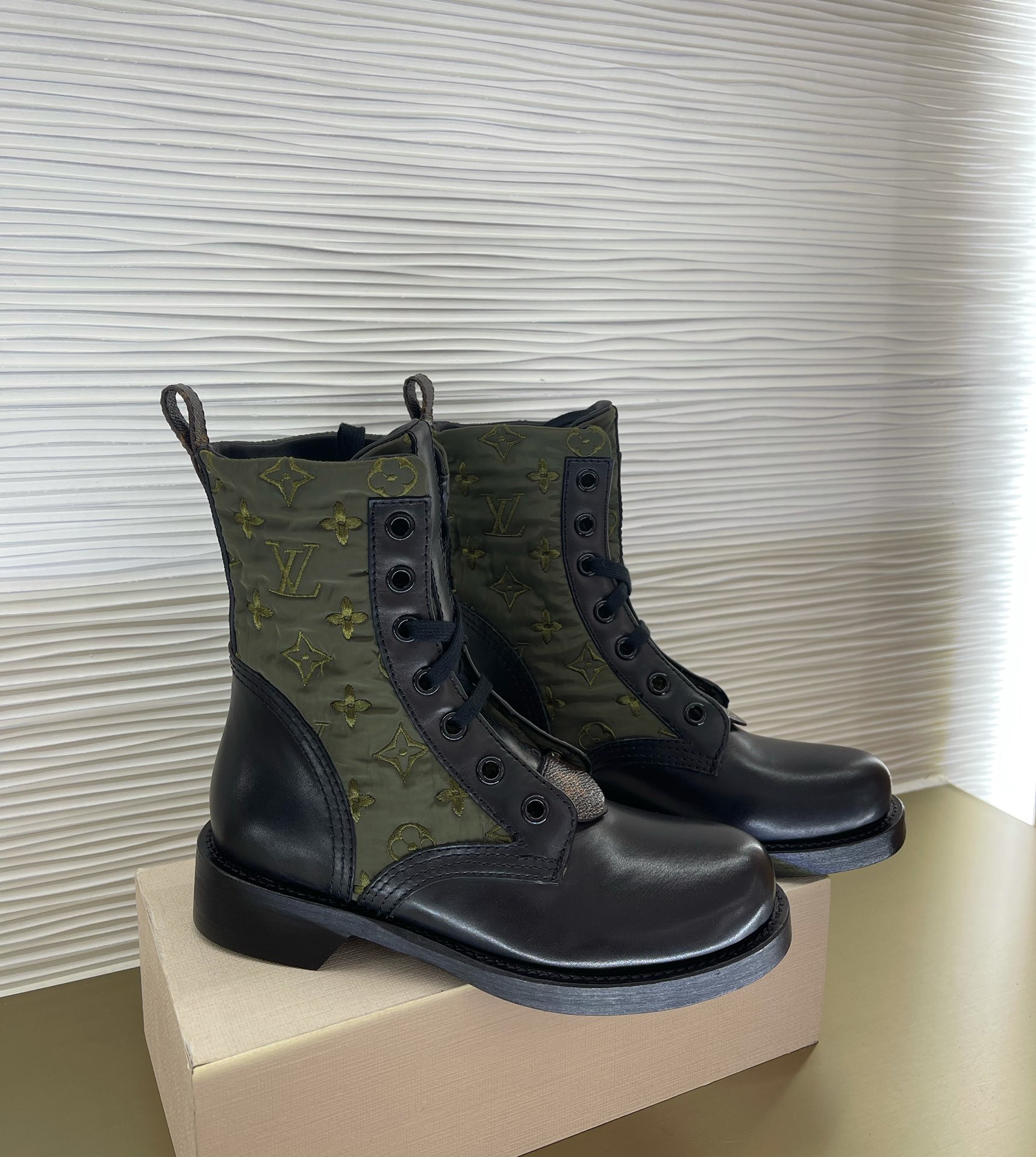 l**is V*t*n boots