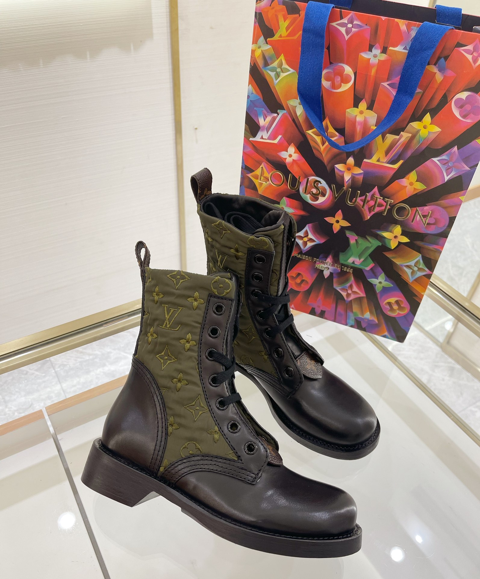 l**is V*t*n boots