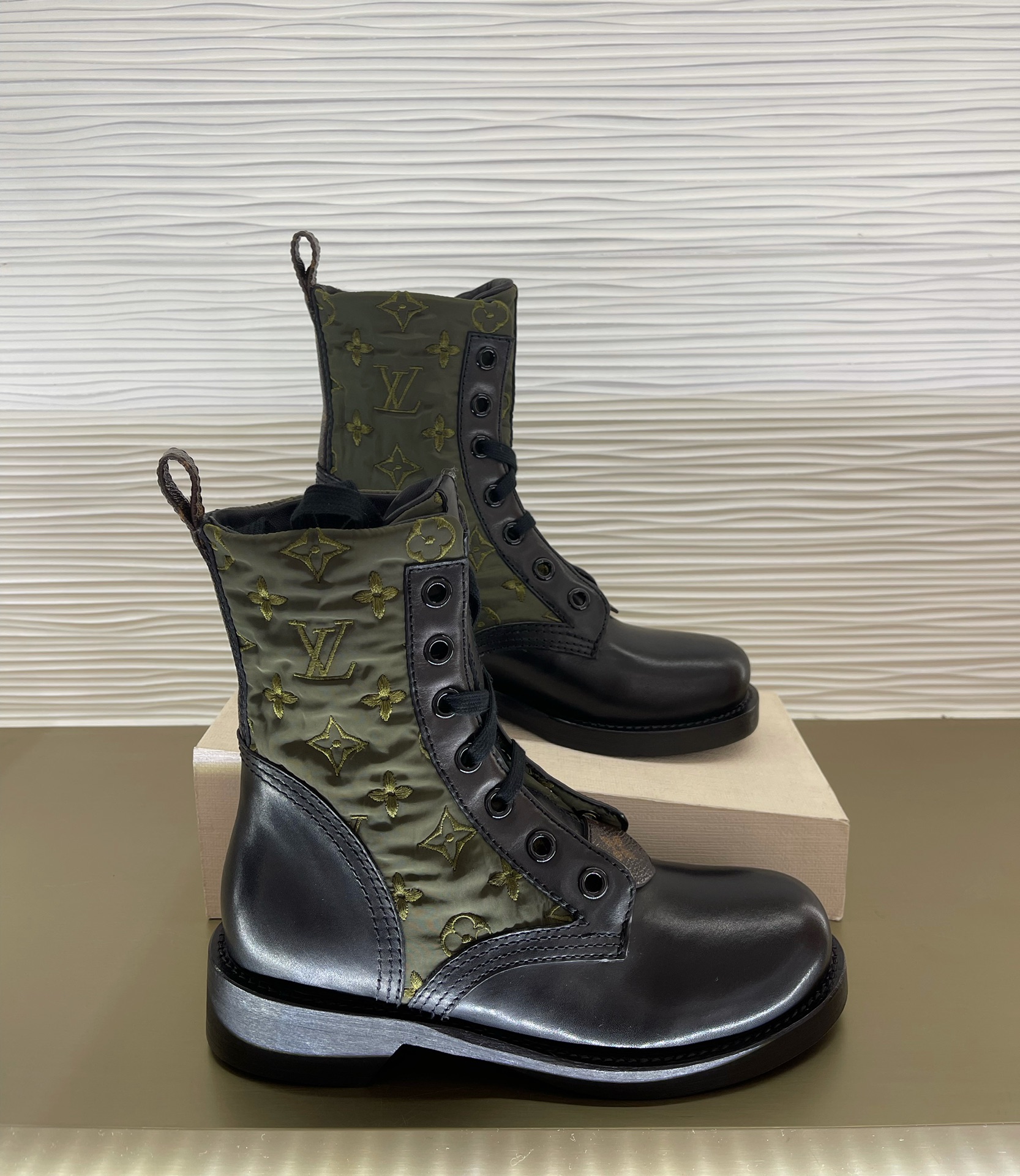 l**is V*t*n boots