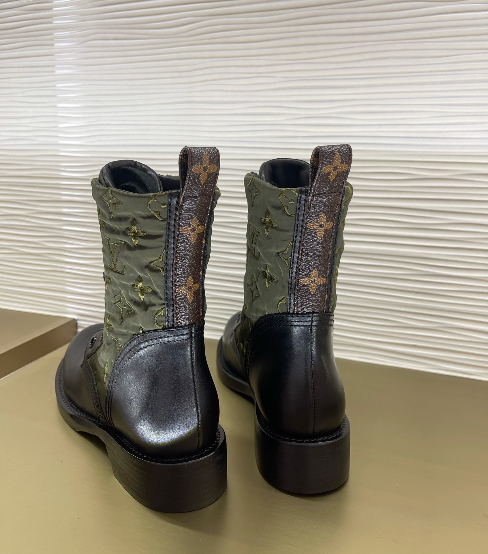 l**is V*t*n boots