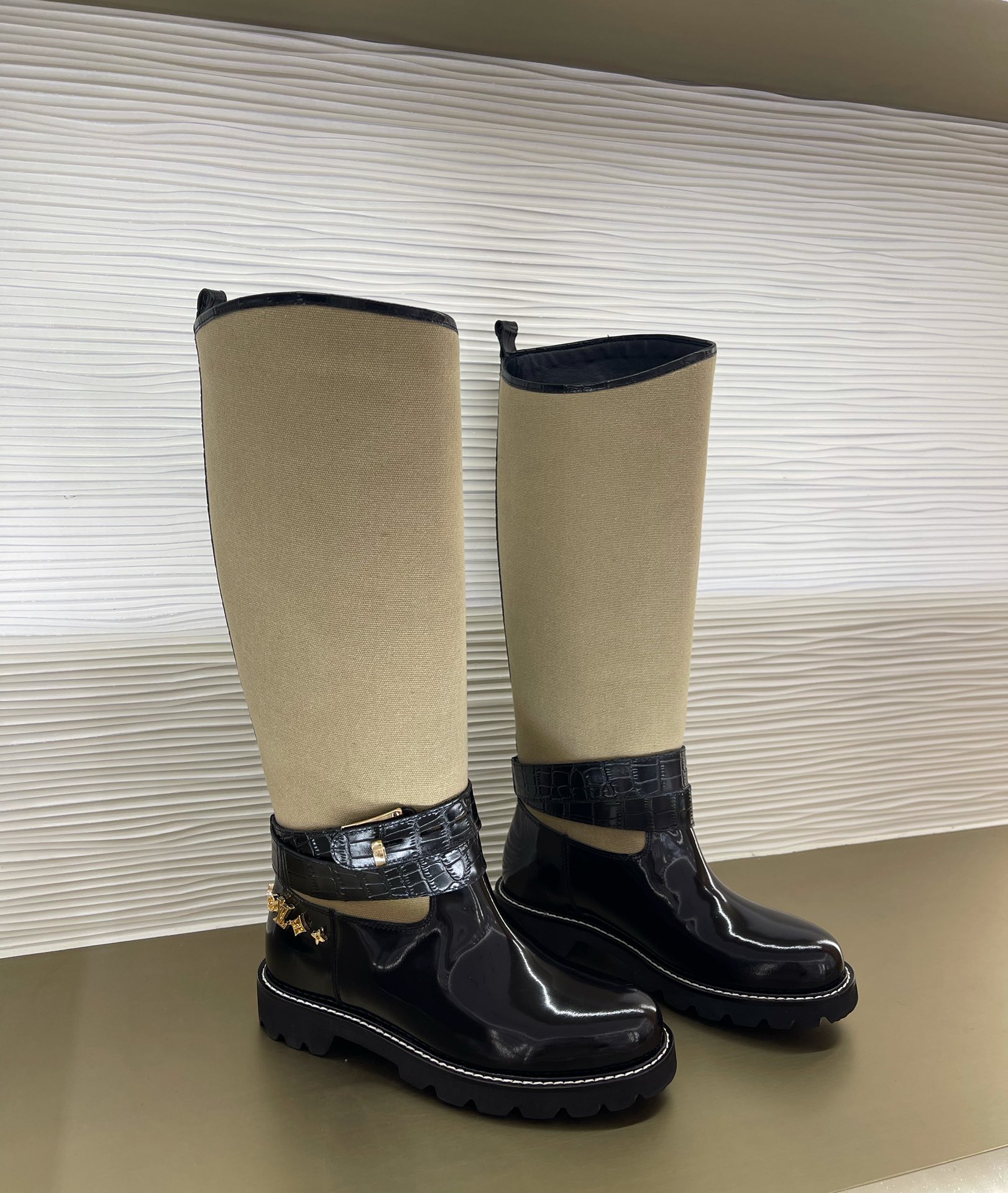 l**is V*t*n boots(eu35-42)