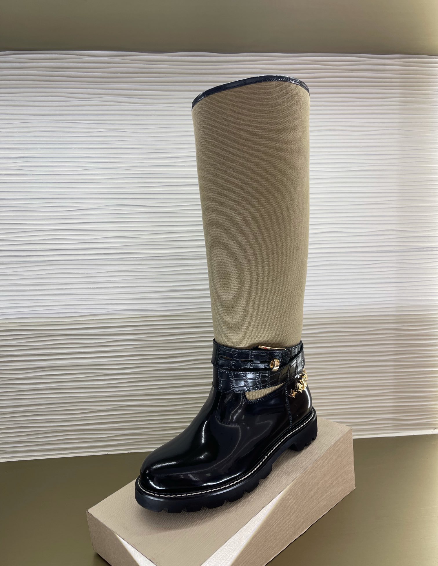 l**is V*t*n boots(eu35-42)