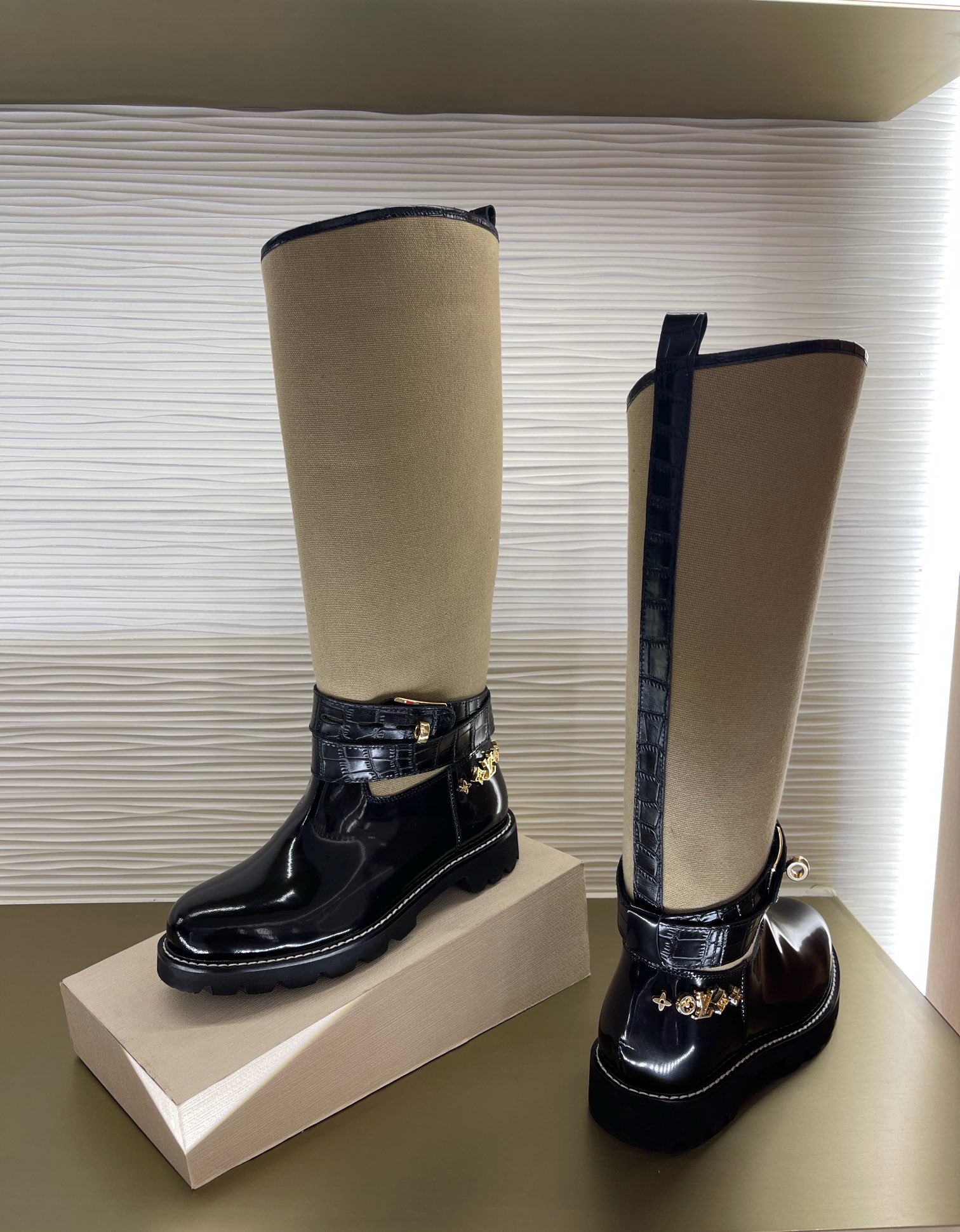 l**is V*t*n boots(eu35-42)