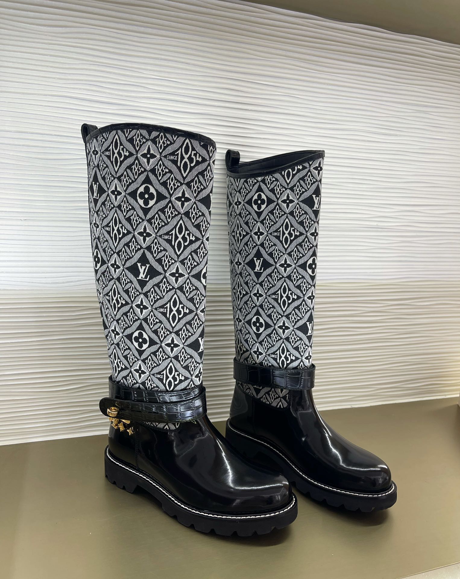 l**is V*t*n boots(eu35-42)