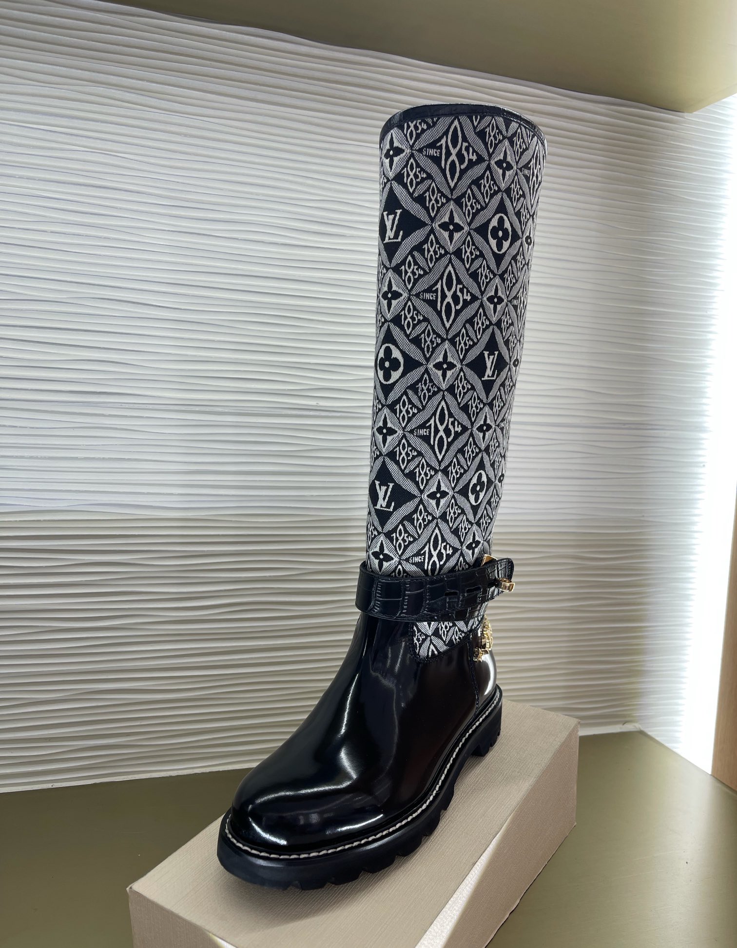 l**is V*t*n boots(eu35-42)