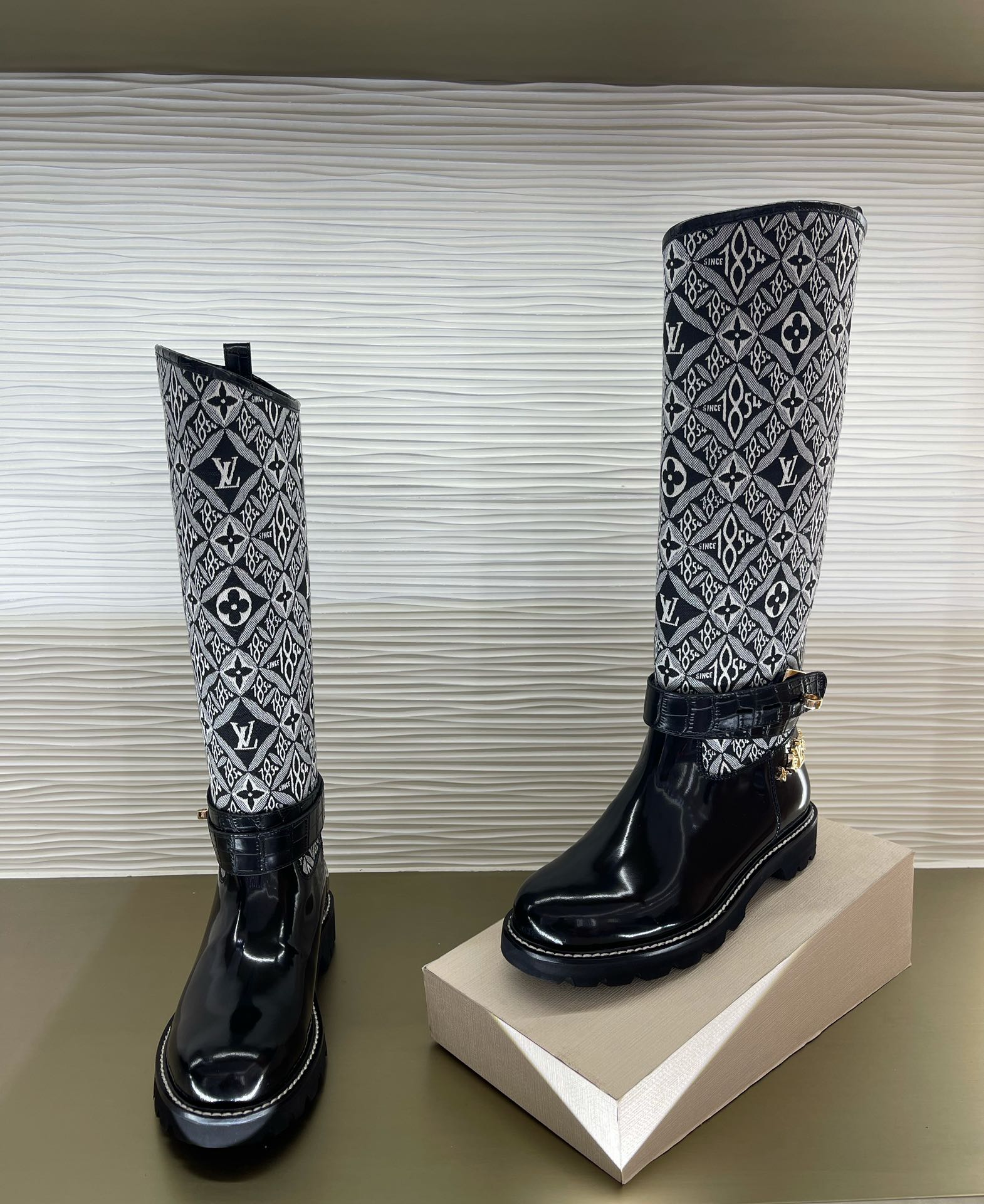 l**is V*t*n boots(eu35-42)