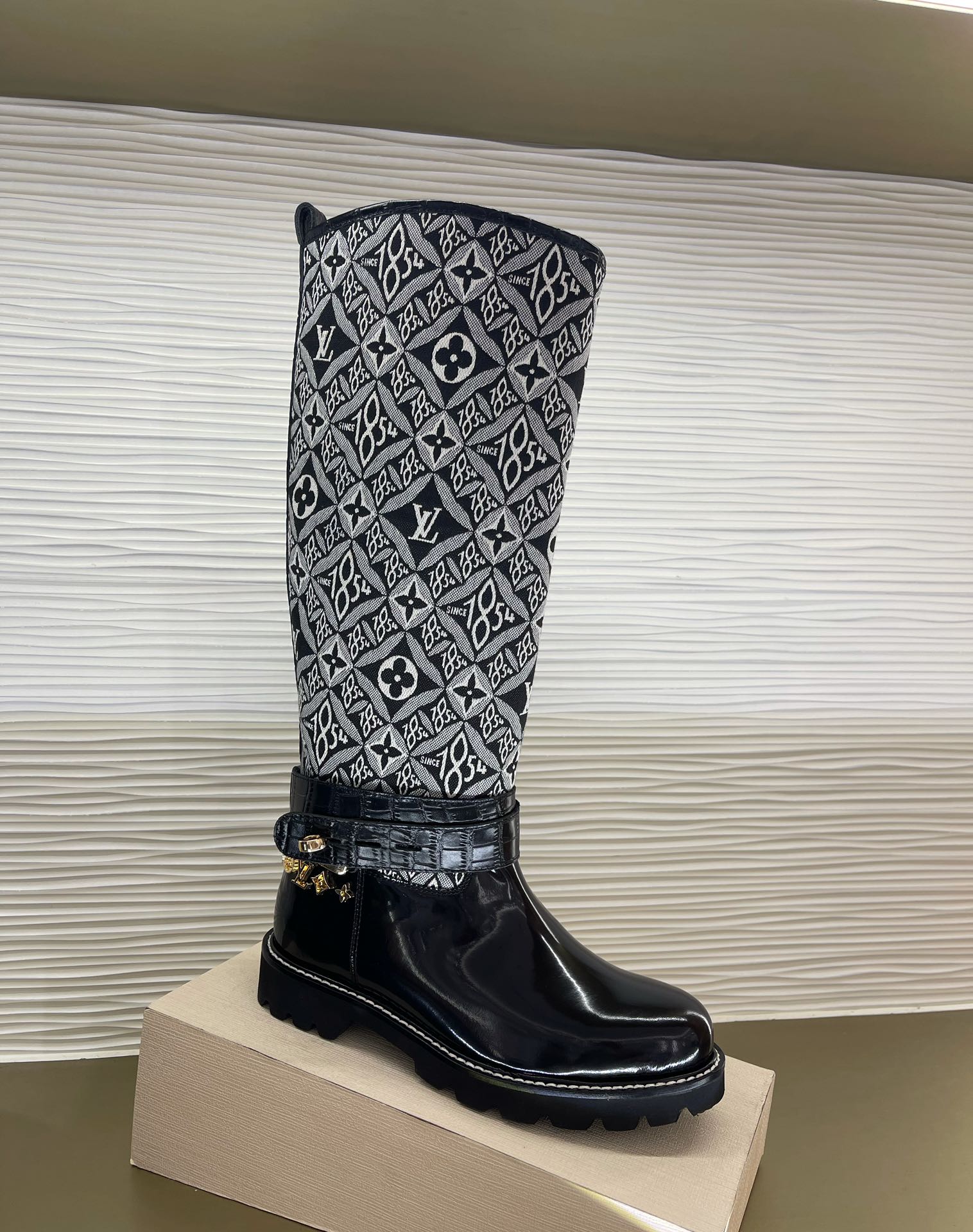 l**is V*t*n boots(eu35-42)