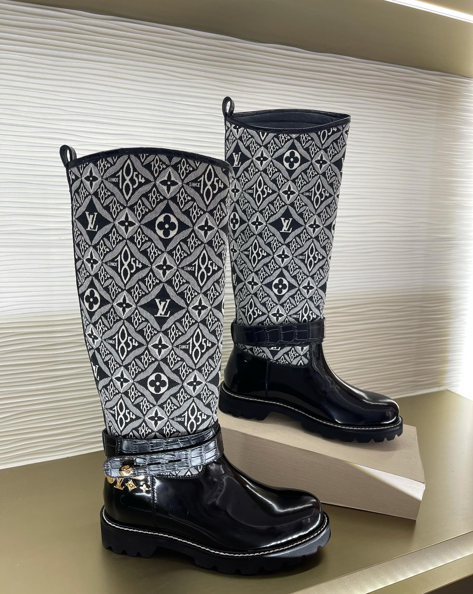 l**is V*t*n boots(eu35-42)