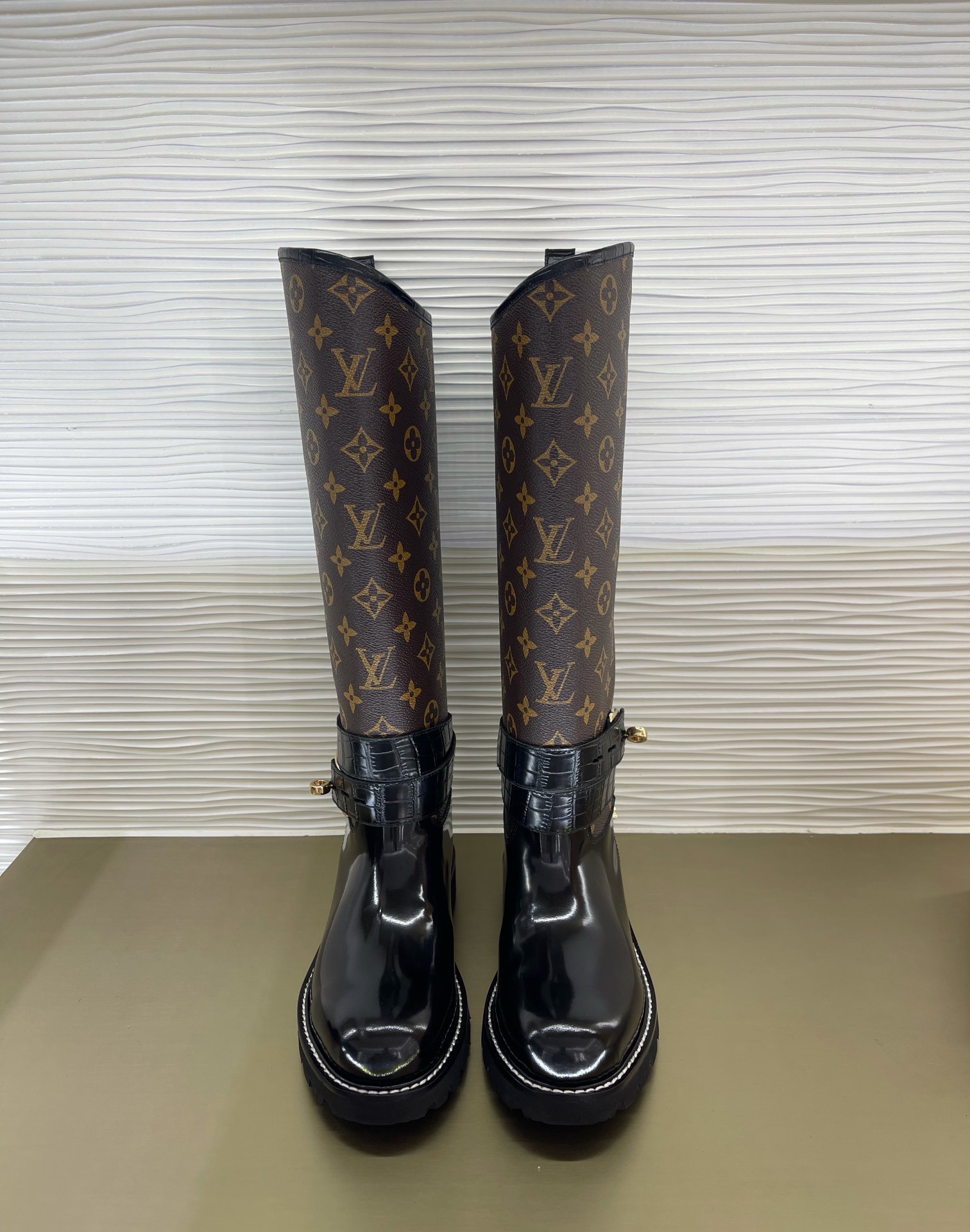 l**is V*t*n boots(eu35-42)