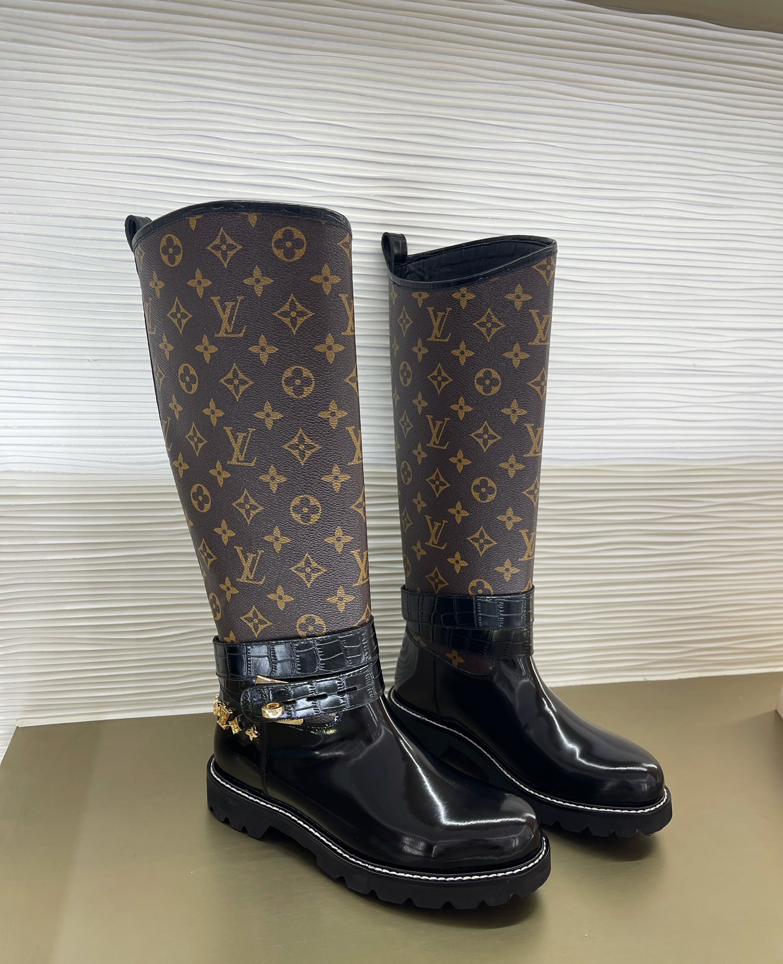 l**is V*t*n boots(eu35-42)