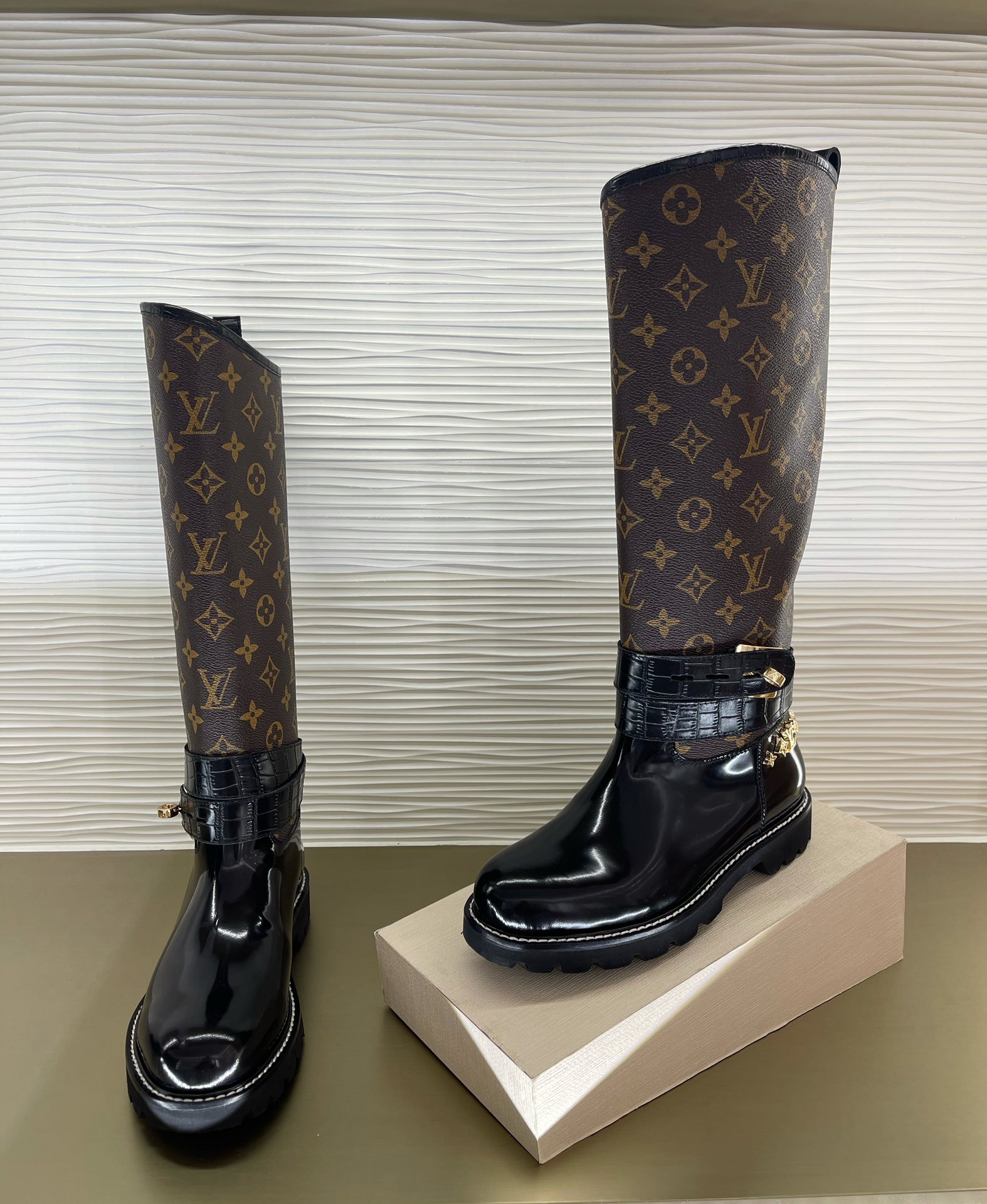 l**is V*t*n boots(eu35-42)