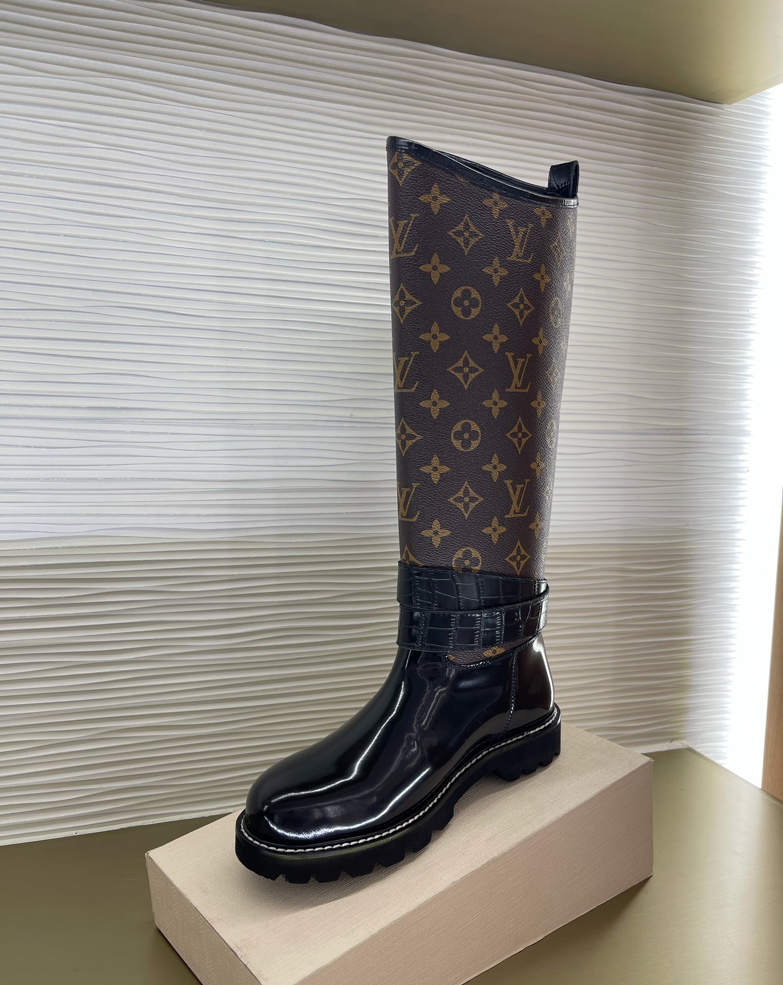 l**is V*t*n boots(eu35-42)