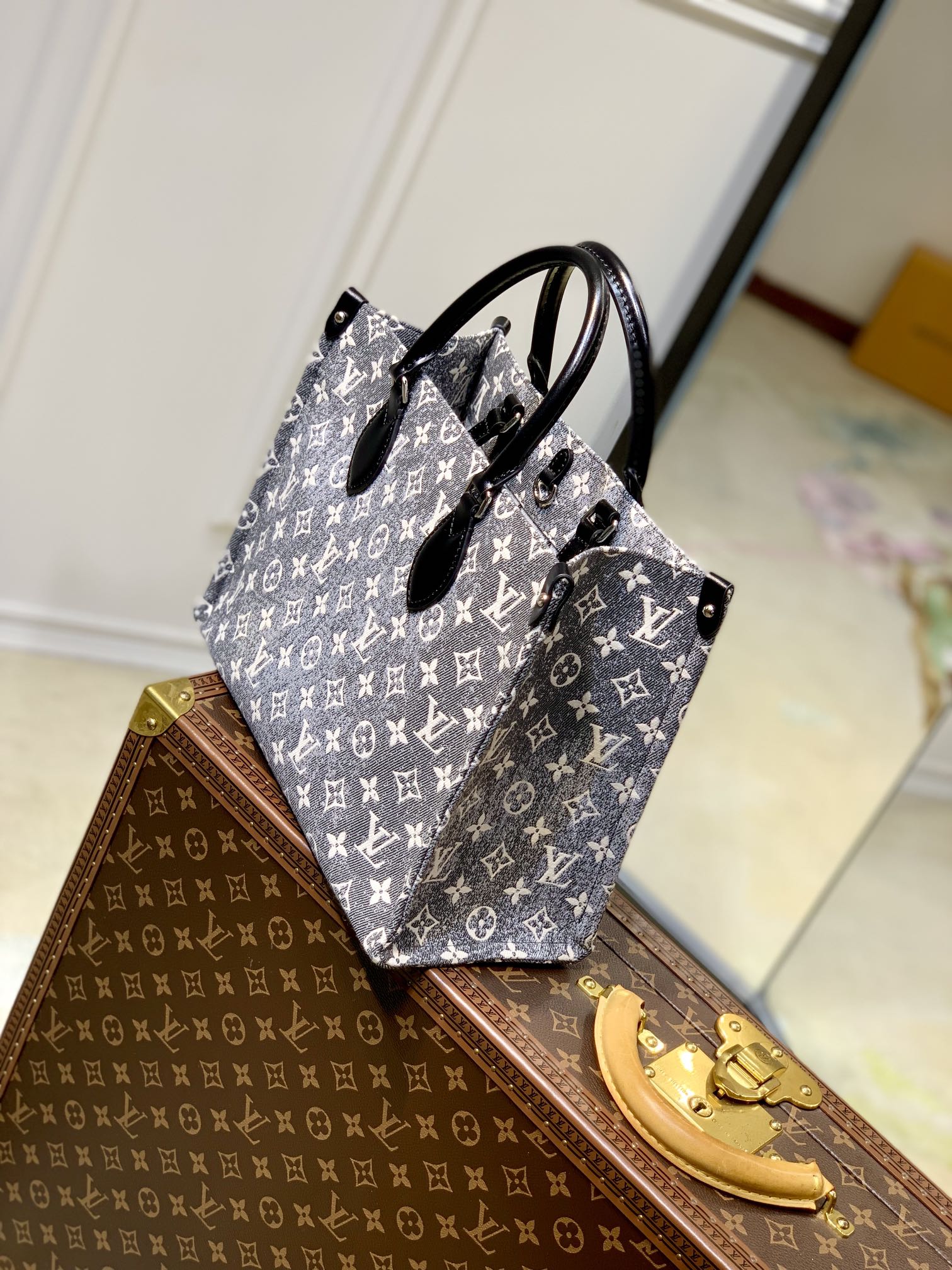l**is V*t*n onthego handbag-35*27*14cm