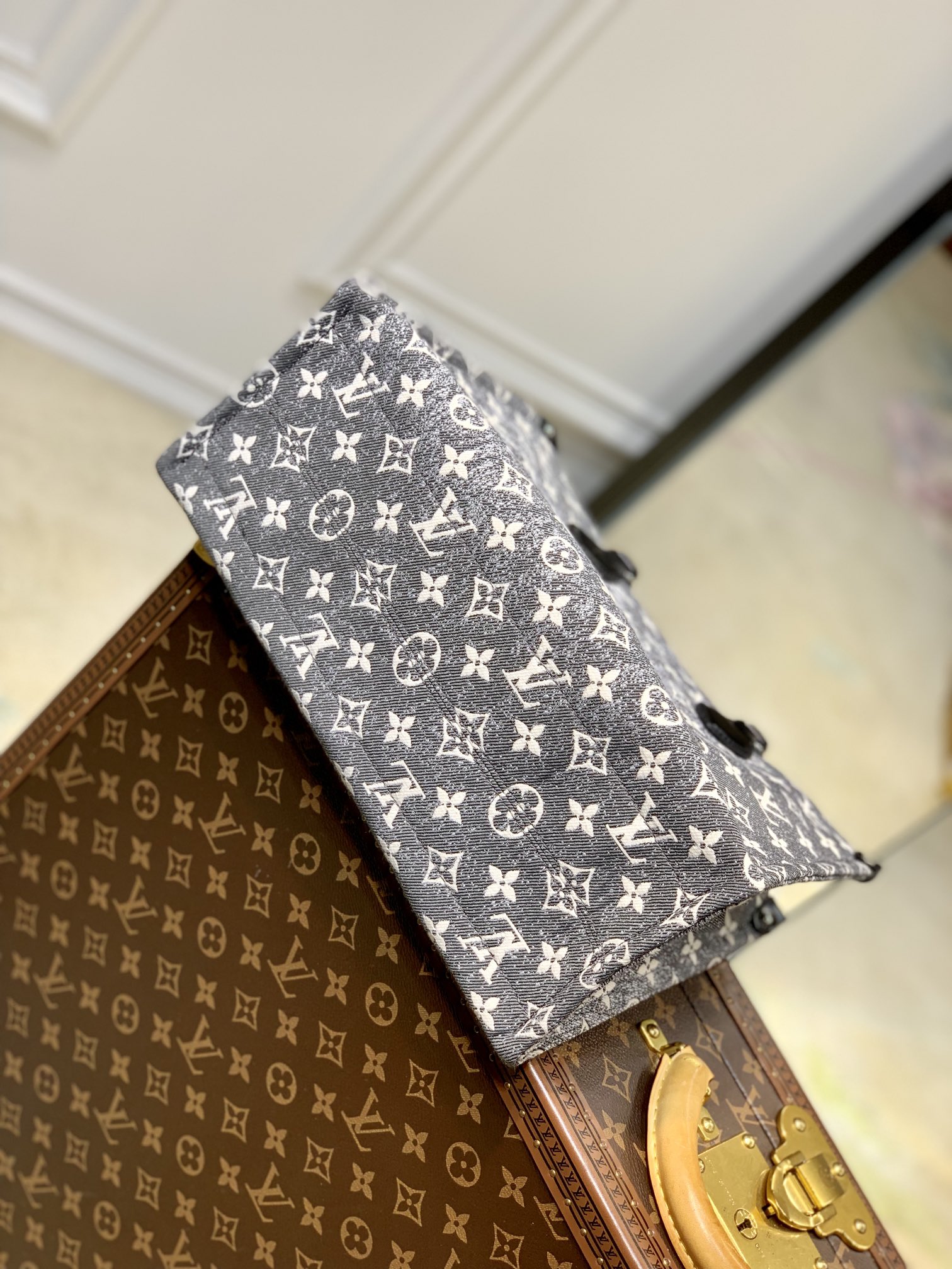 l**is V*t*n onthego handbag-35*27*14cm