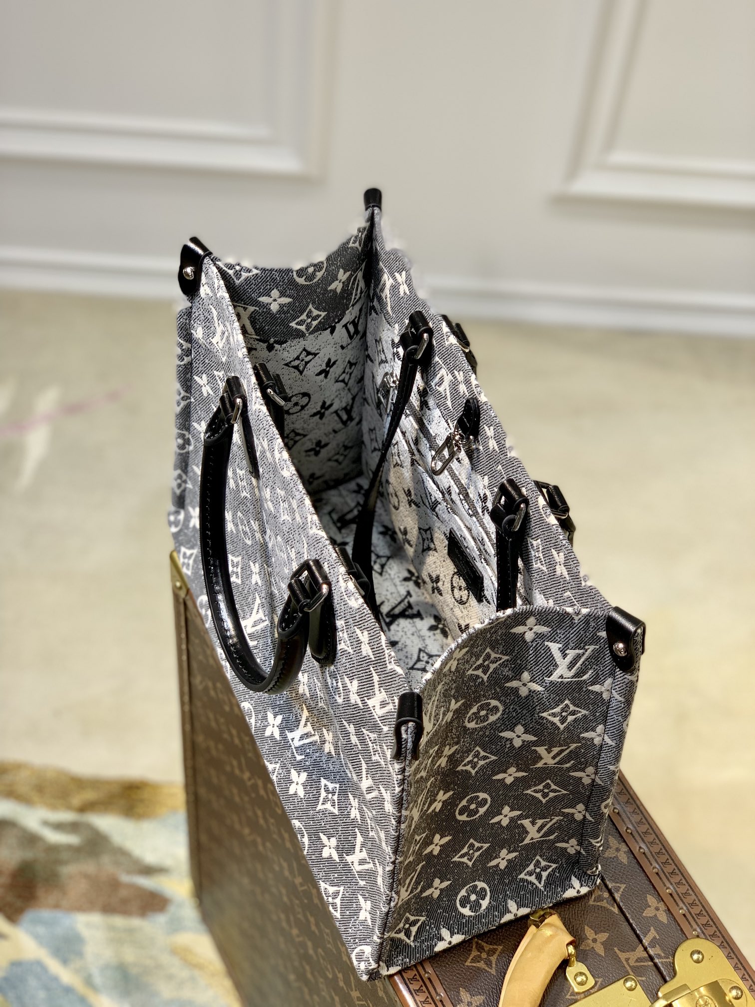 l**is V*t*n onthego handbag-35*27*14cm