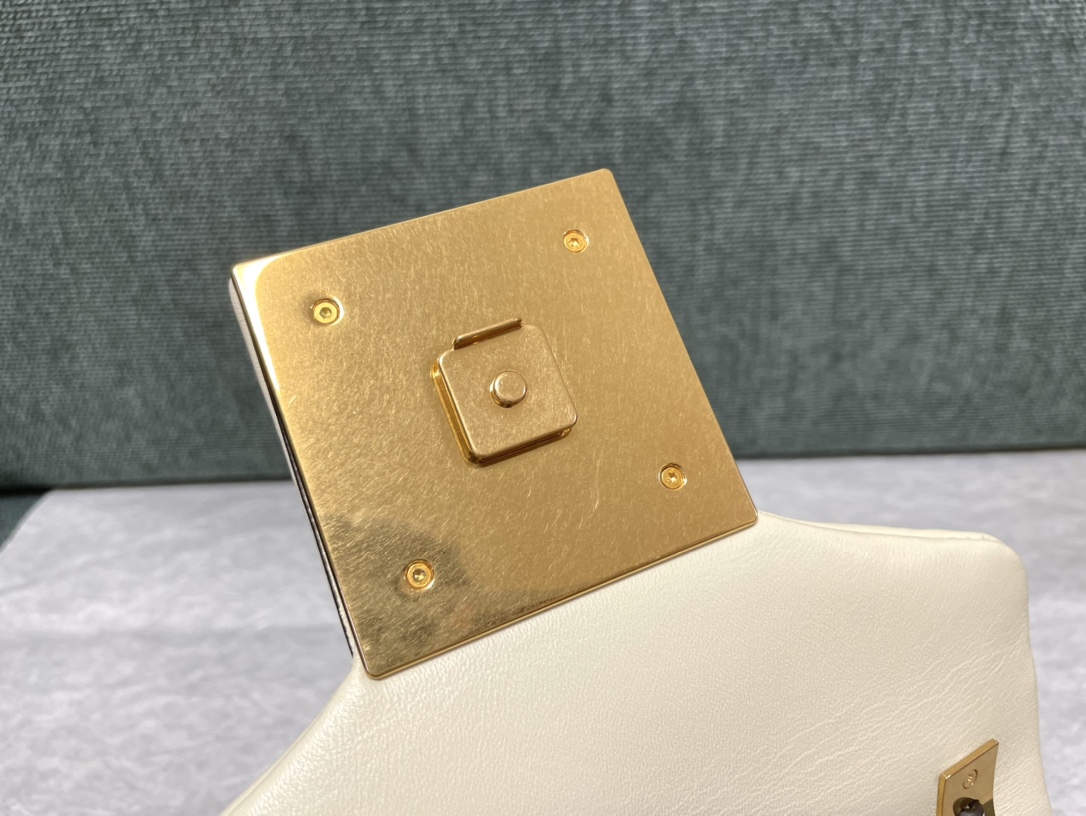 Valentin0 Valentino One Stud-20x13x8.5CM