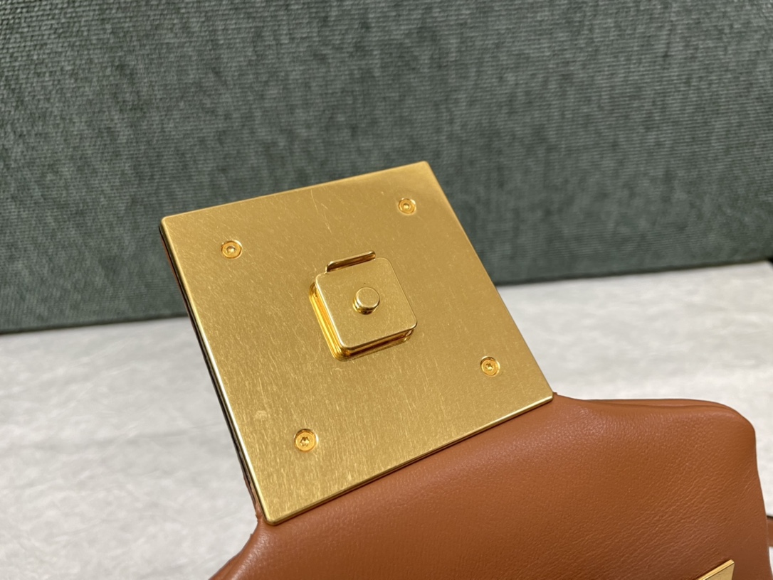 Valentin0 Valentino One Stud-20x13x8.5CM