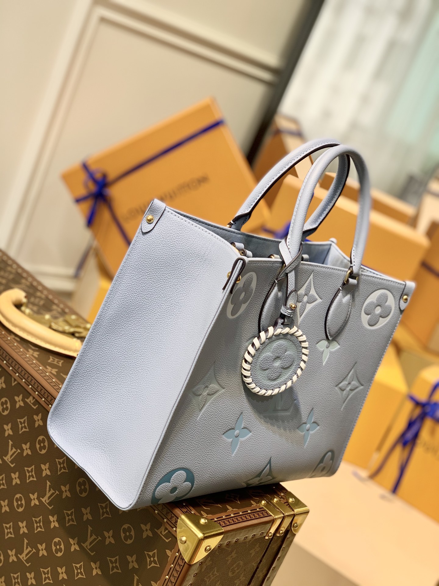 l**is V*t*n small onthego handbag-35*28*15cm