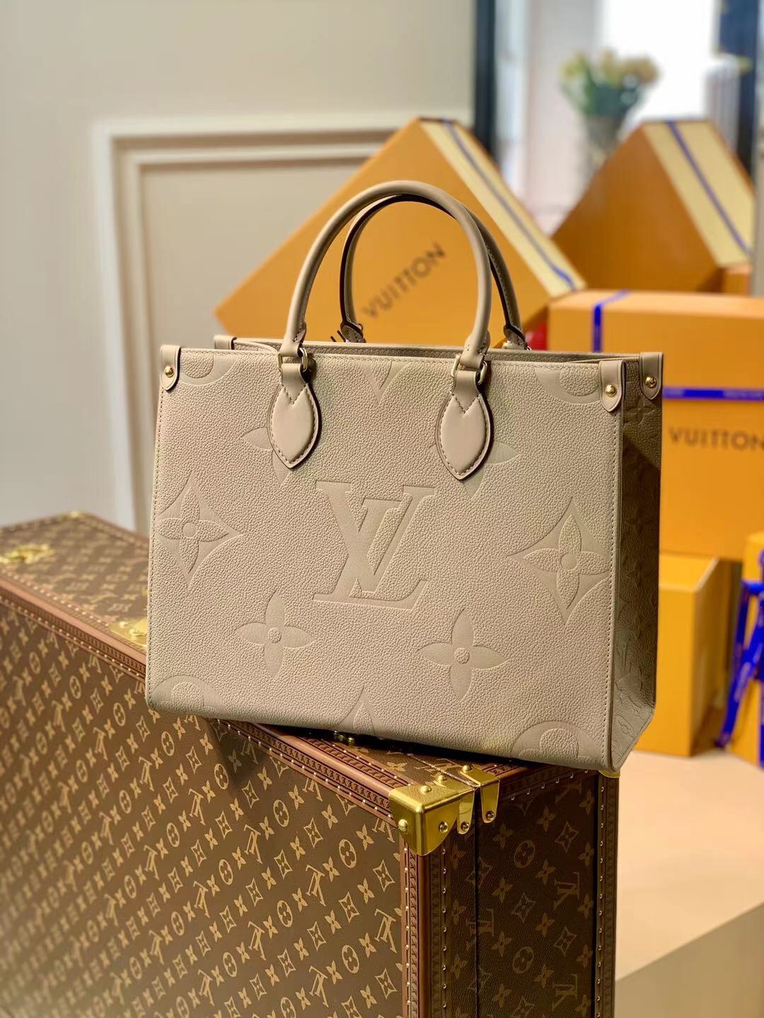 l**is V*t*n small onthego handbag-35*28*15cm