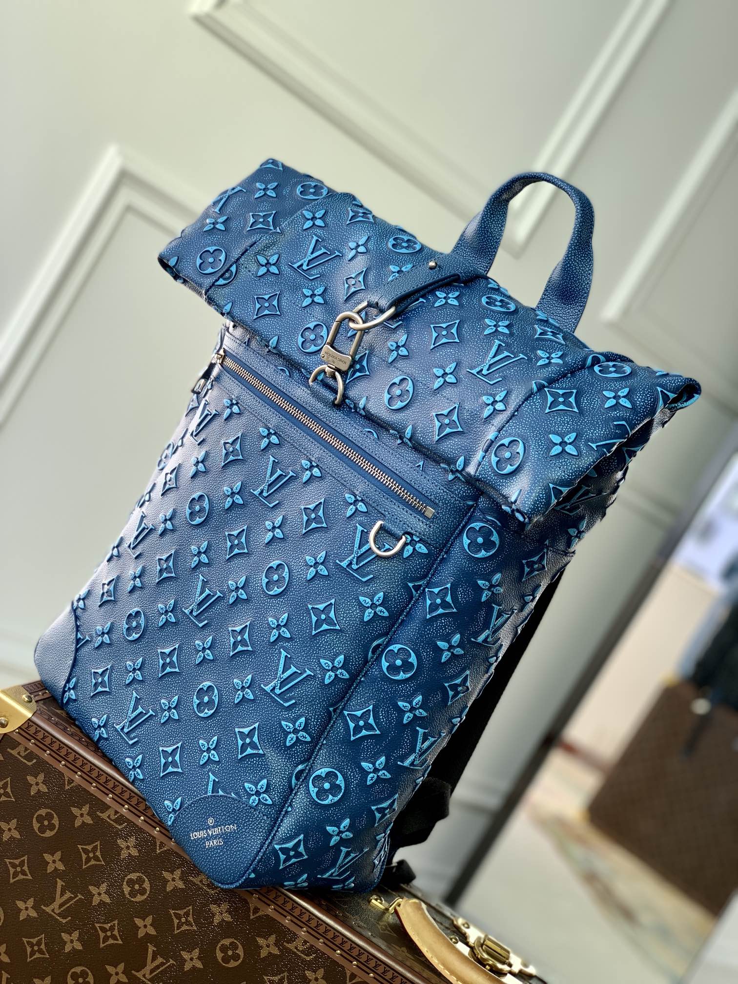 l**is V*t*n roll top backpack-29*42*15cm