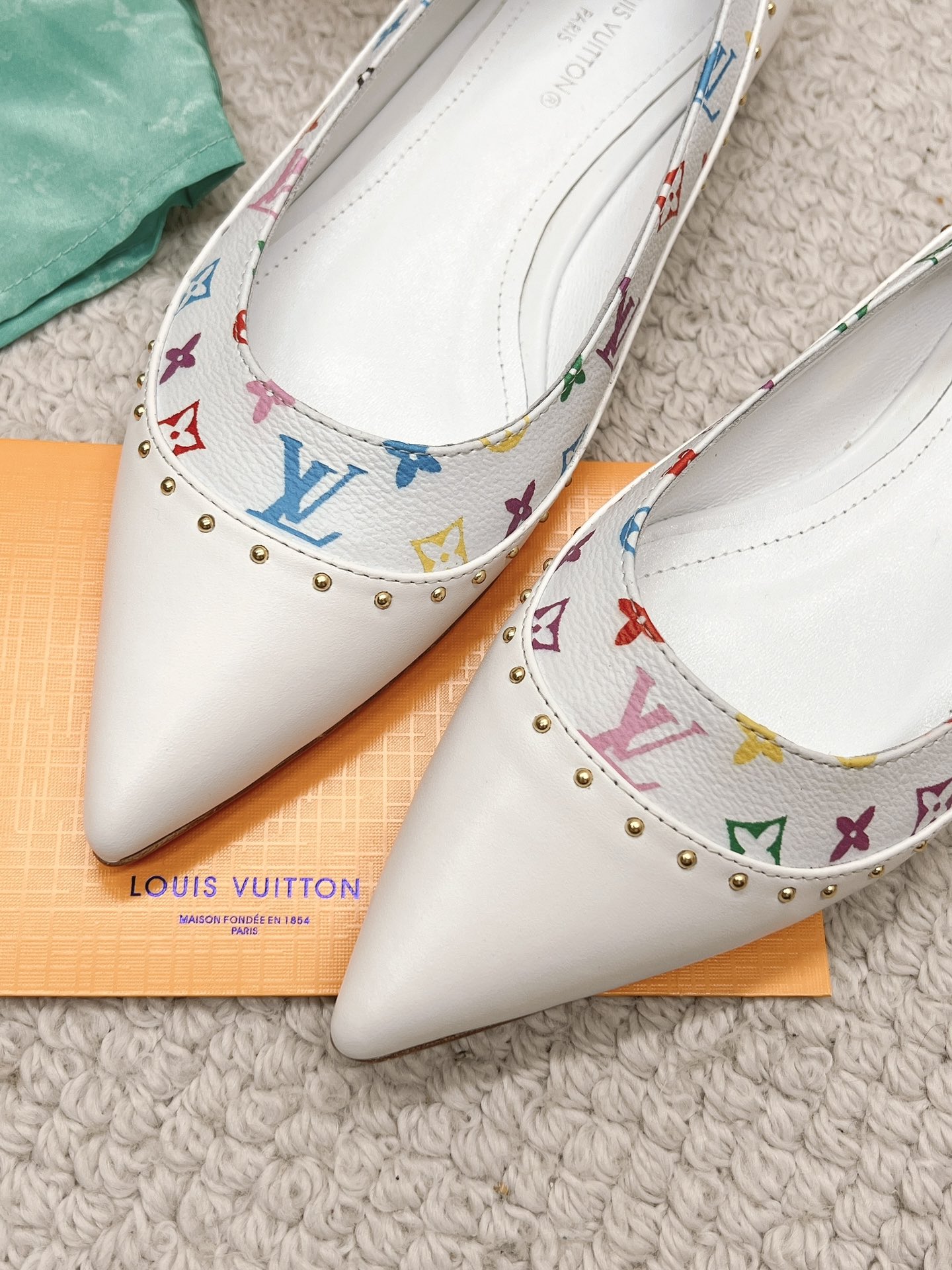 l**is V*t*n heel