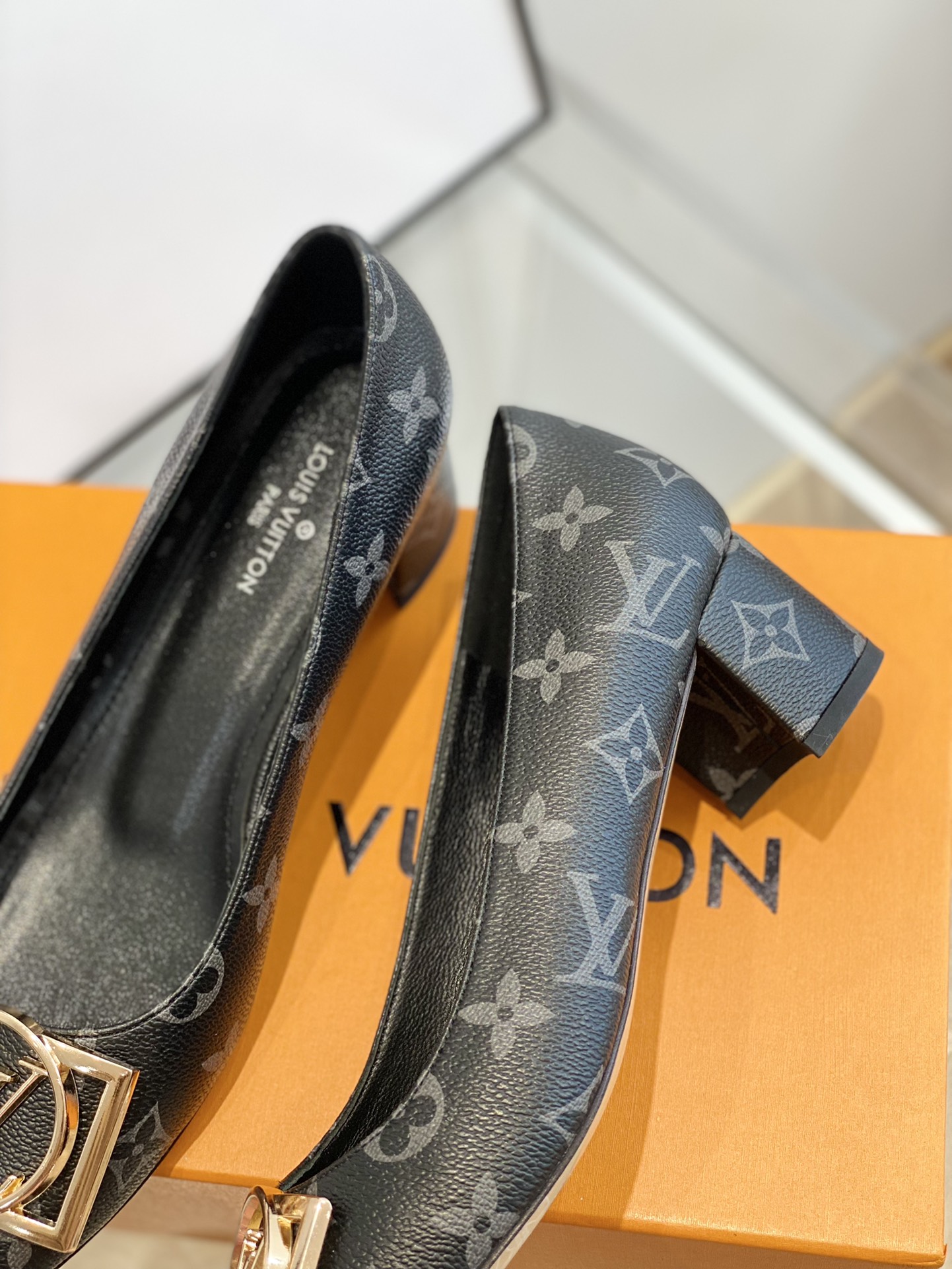 l**is V*t*n pumps