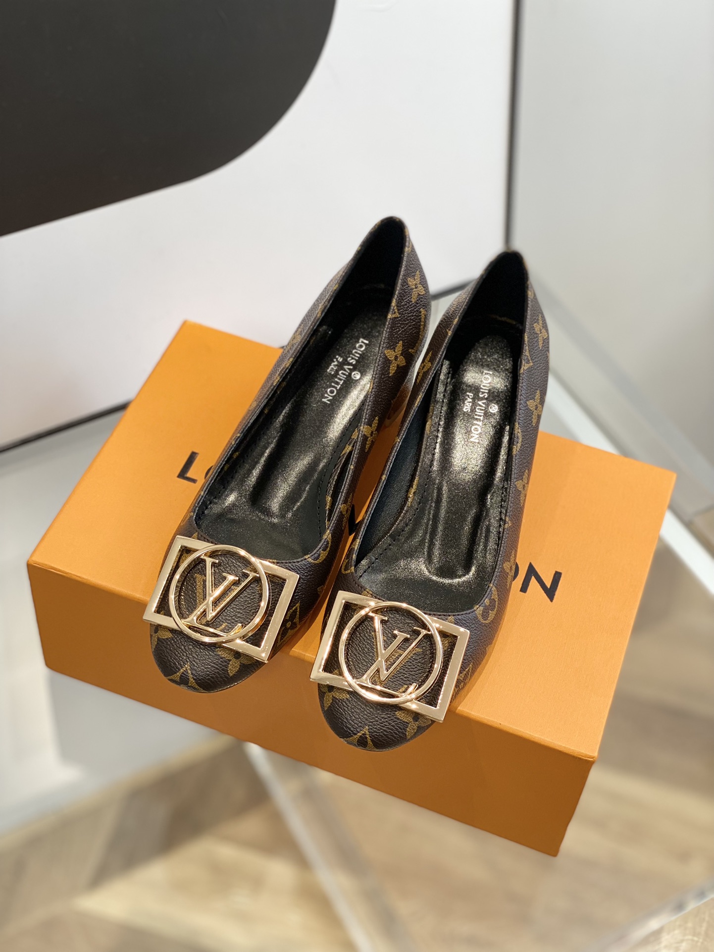 l**is V*t*n pumps