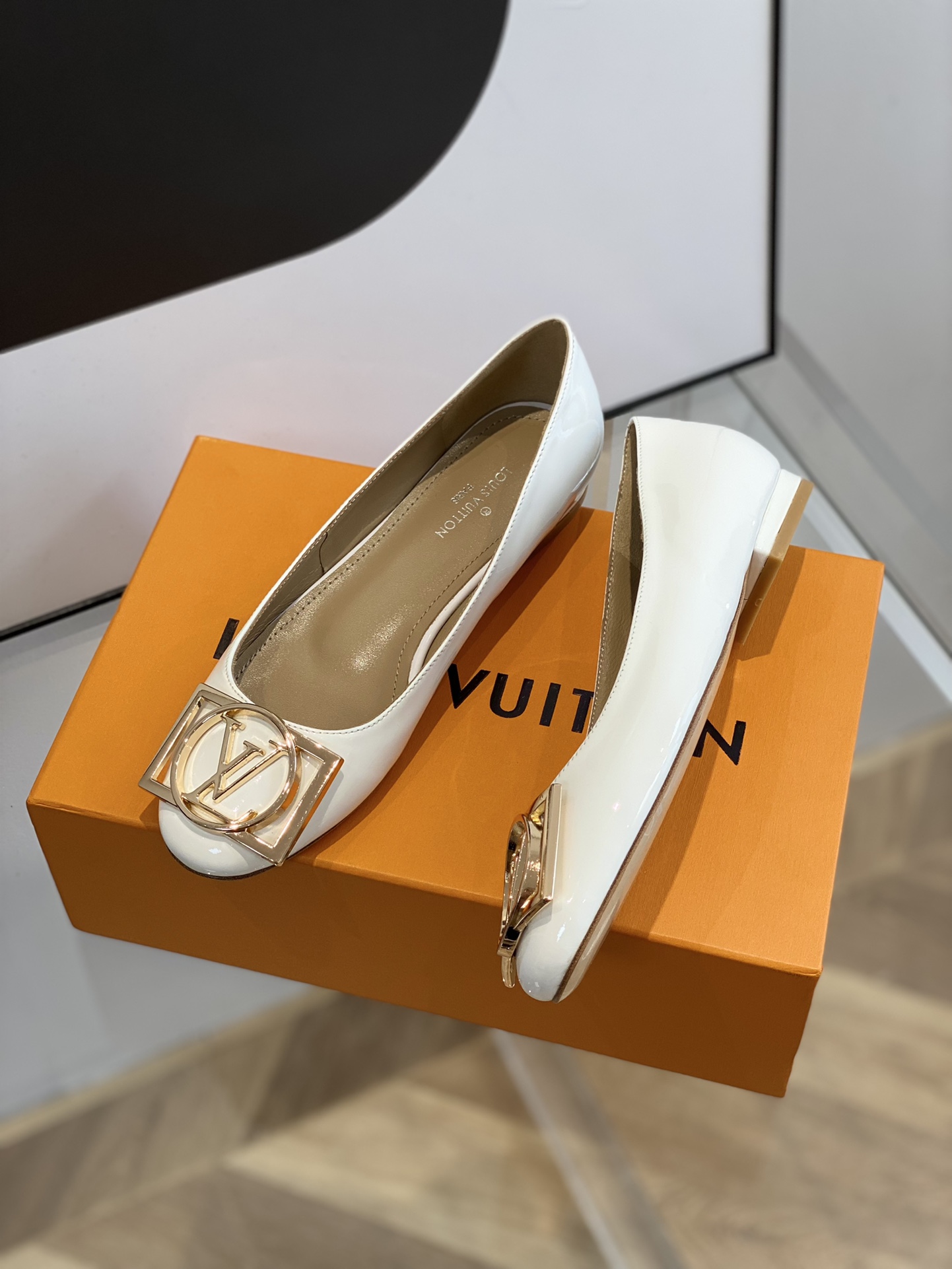 l**is V*t*n pumps