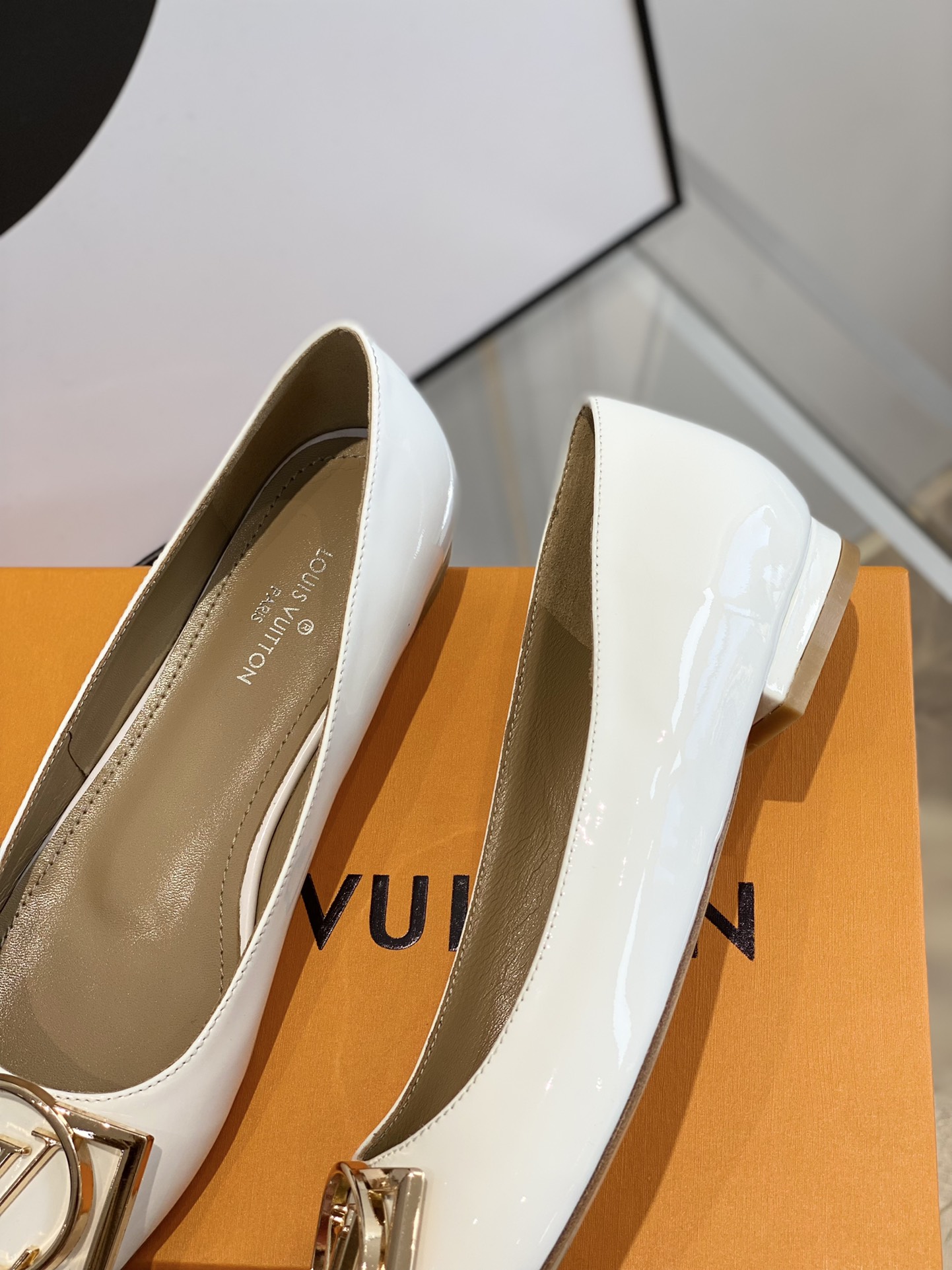 l**is V*t*n pumps
