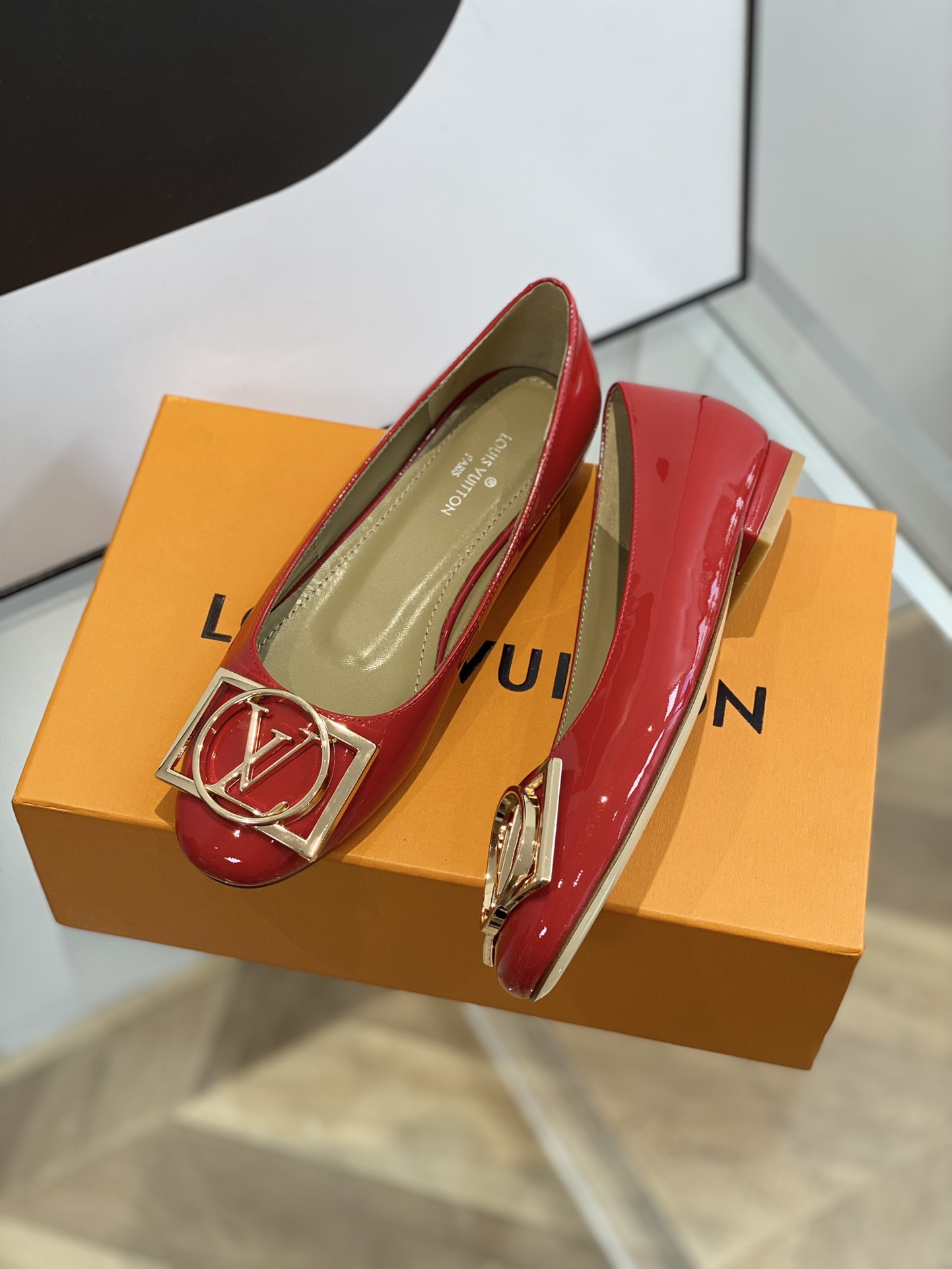 l**is V*t*n pumps