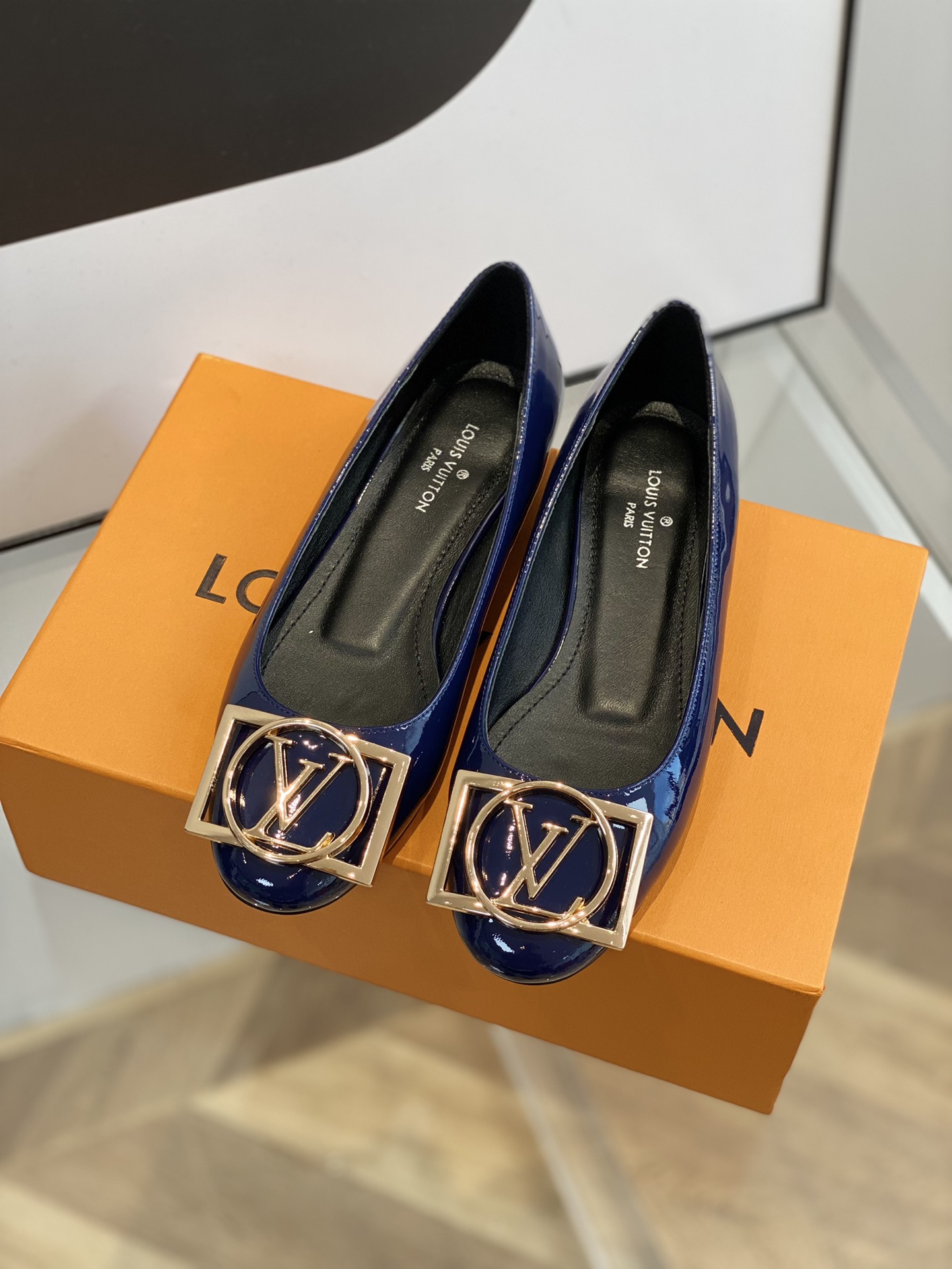 l**is V*t*n pumps
