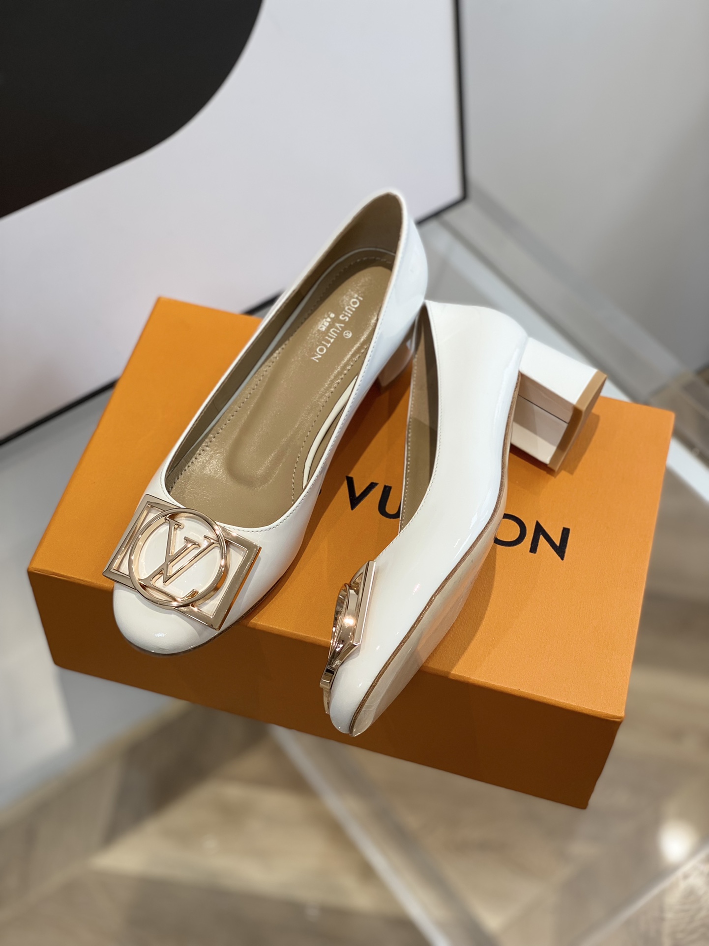 l**is V*t*n pumps