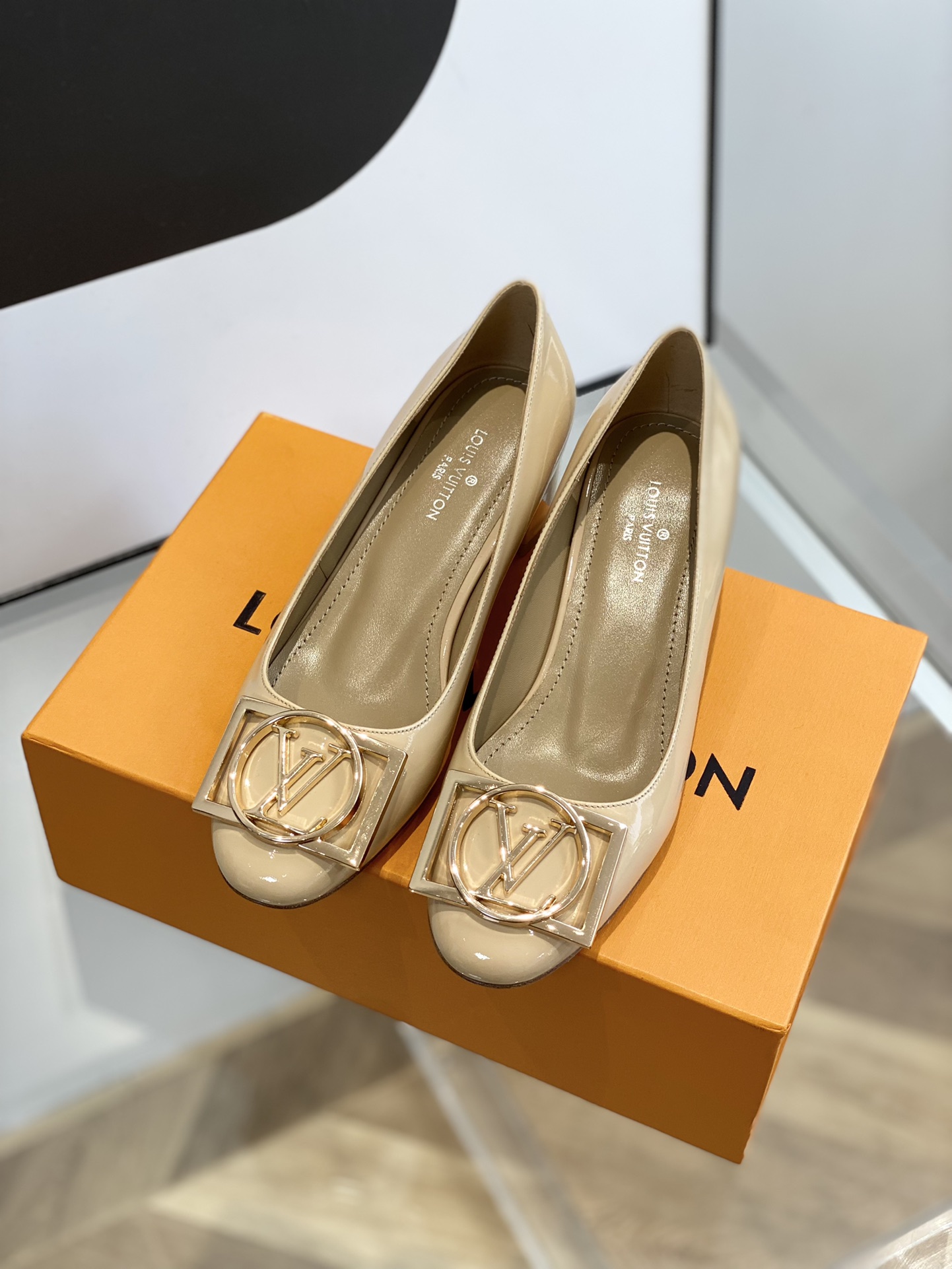 l**is V*t*n pumps