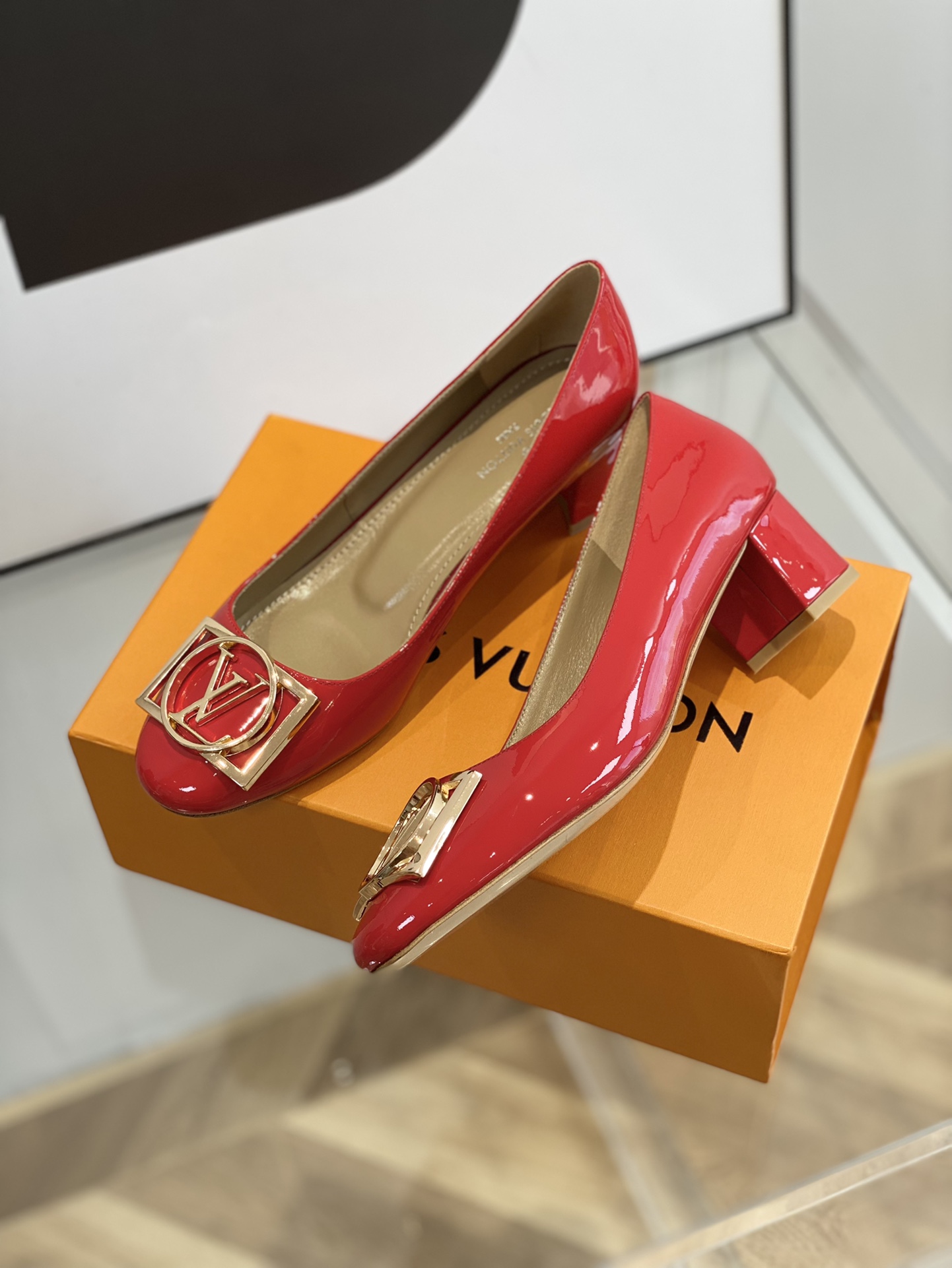 l**is V*t*n pumps