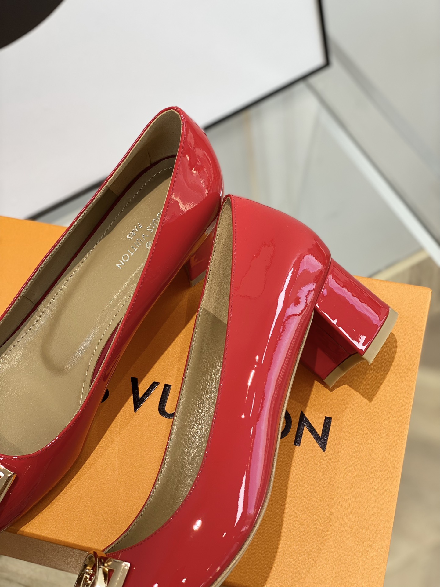 l**is V*t*n pumps