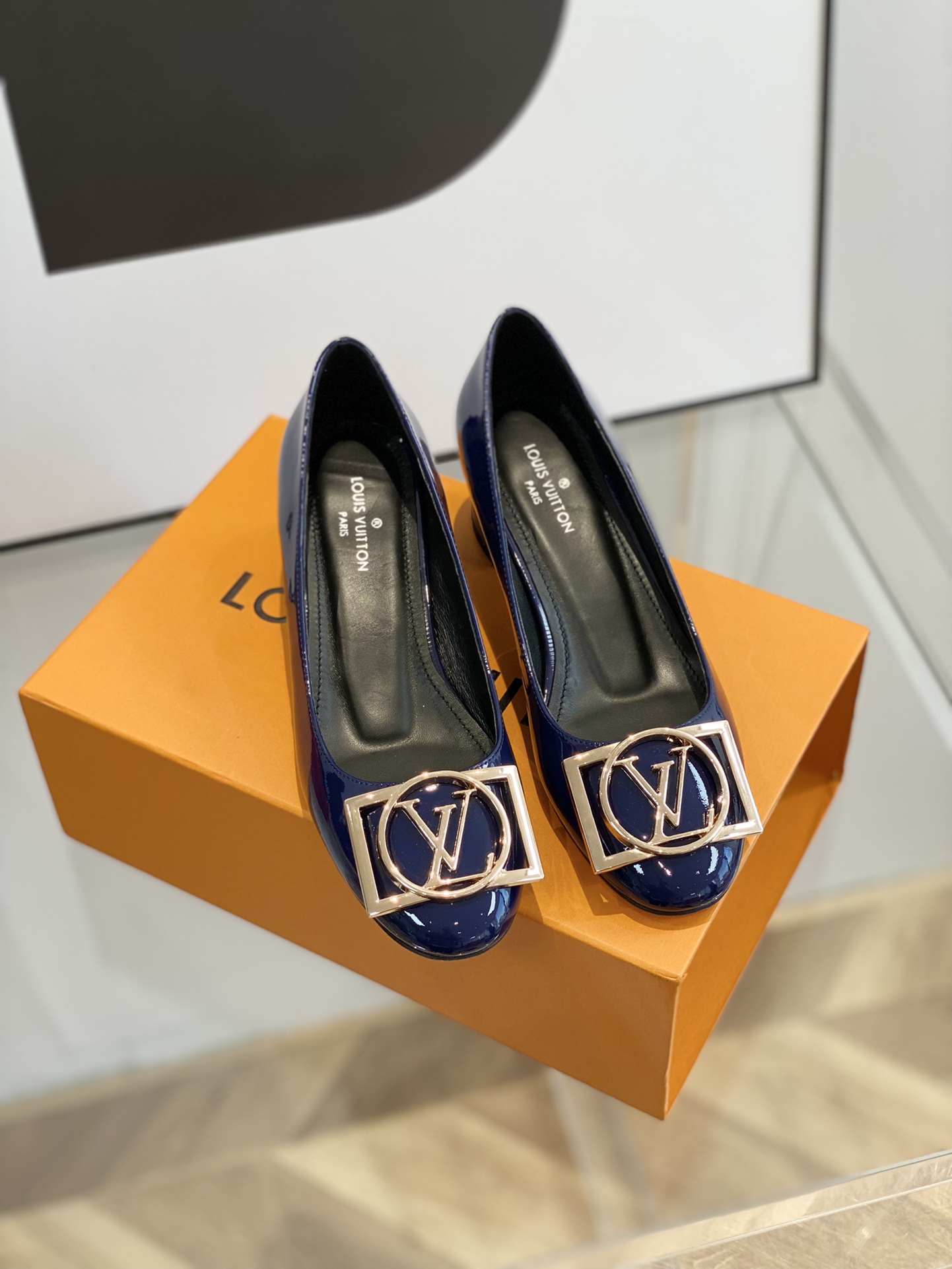 l**is V*t*n pumps