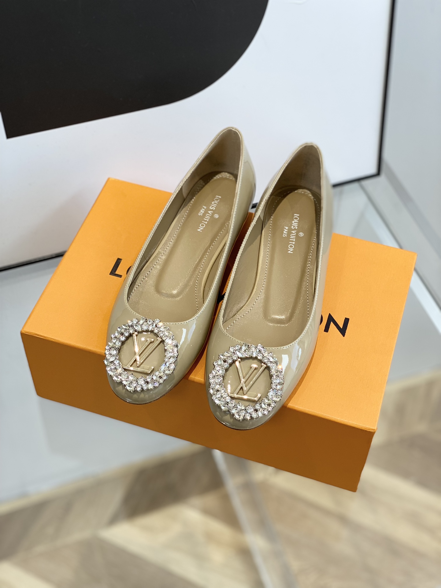l**is V*t*n pumps