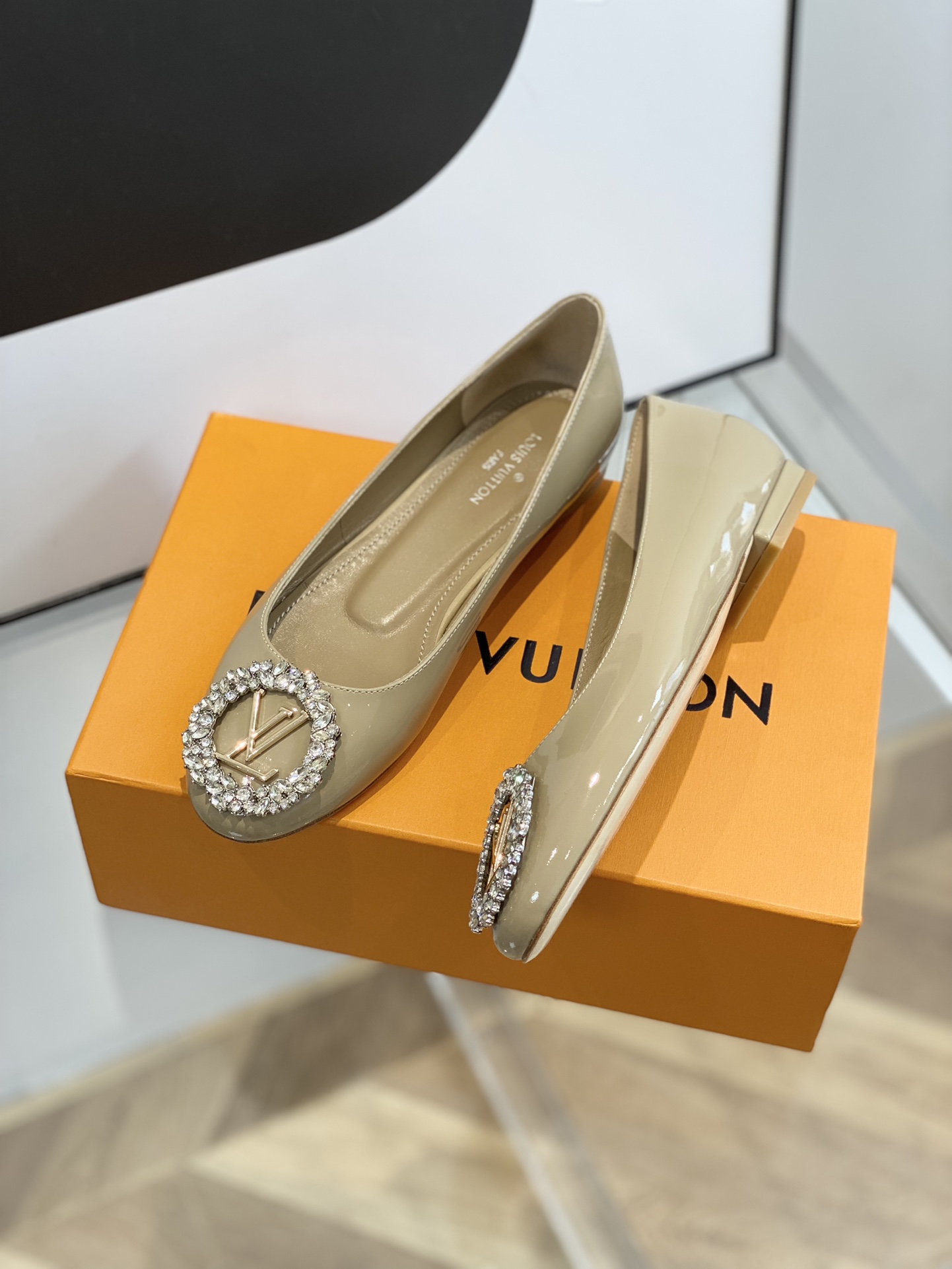 l**is V*t*n pumps