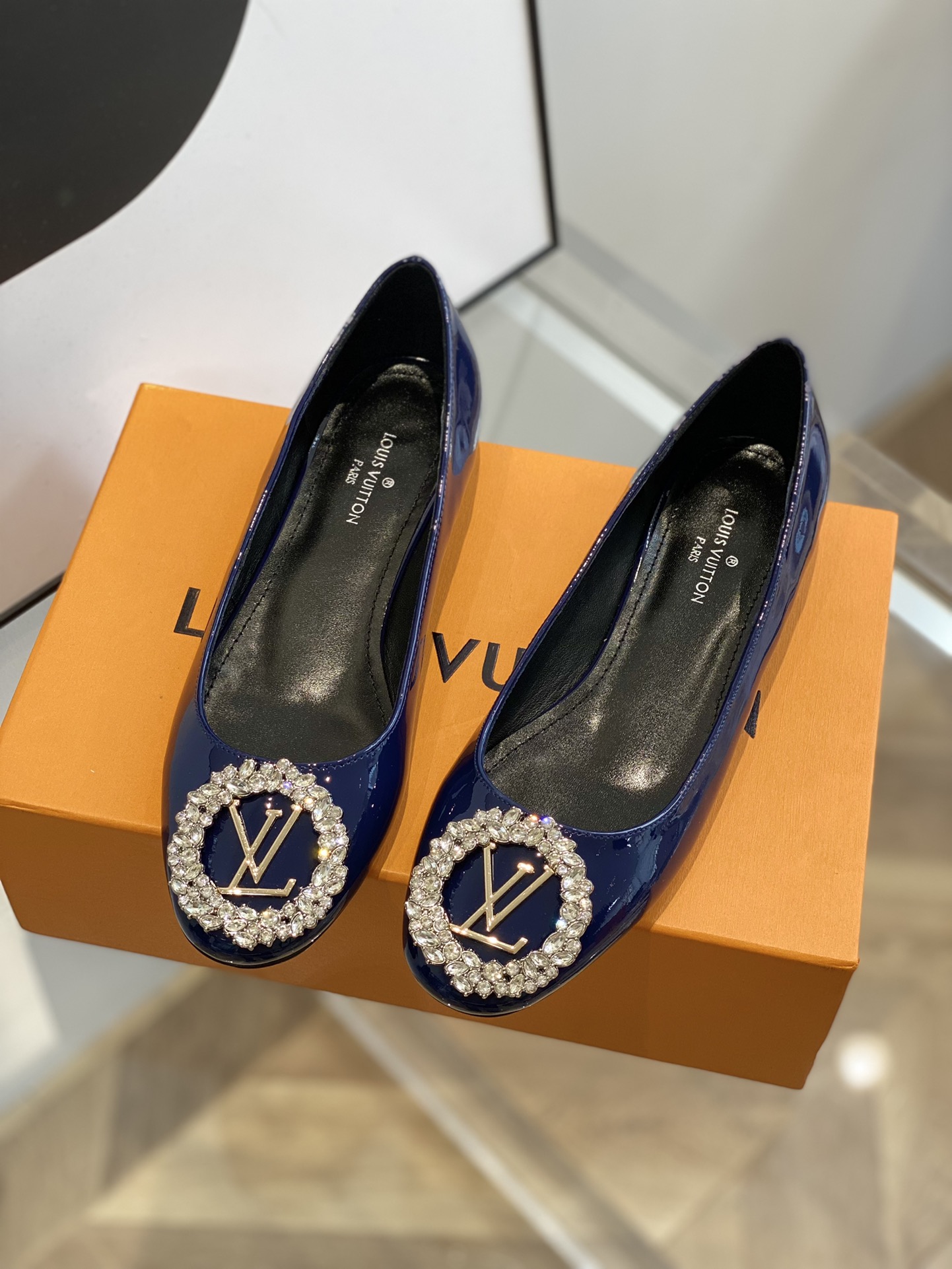 l**is V*t*n pumps